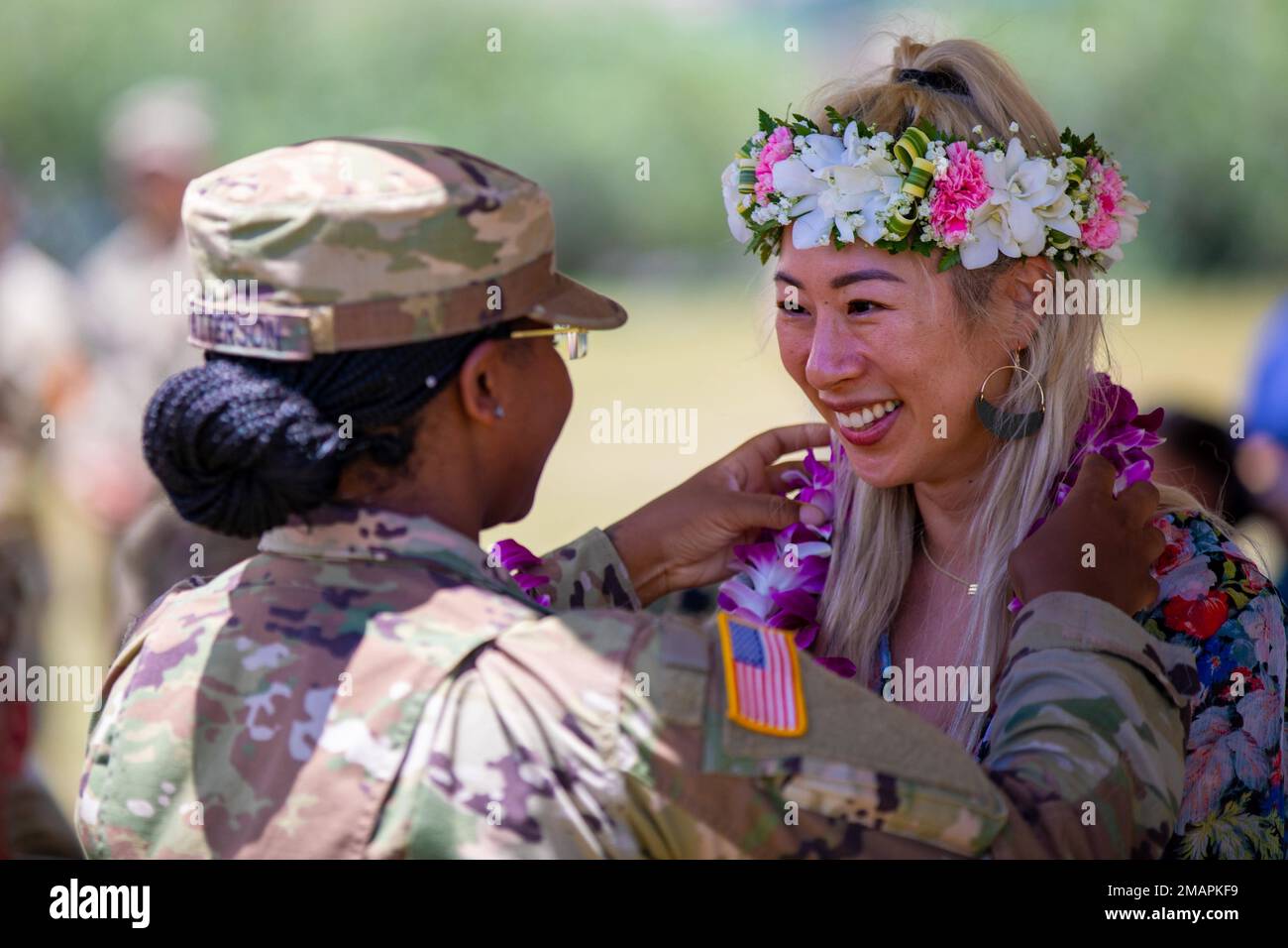 Michelle Kim, épouse du nouveau commandant, le lieutenant-colonel Peter B. Walther, pour le 2nd Bataillon, 35th Régiment d'infanterie, 3rd Brigade d'infanterie, 25th Division d'infanterie, reçoit un lei honoraire l'accueillant à 2-35 DANS des « Cacti » lors d'une cérémonie de changement de commandement à la caserne Schofield, Hawaii, 1 juin 2022. Banque D'Images