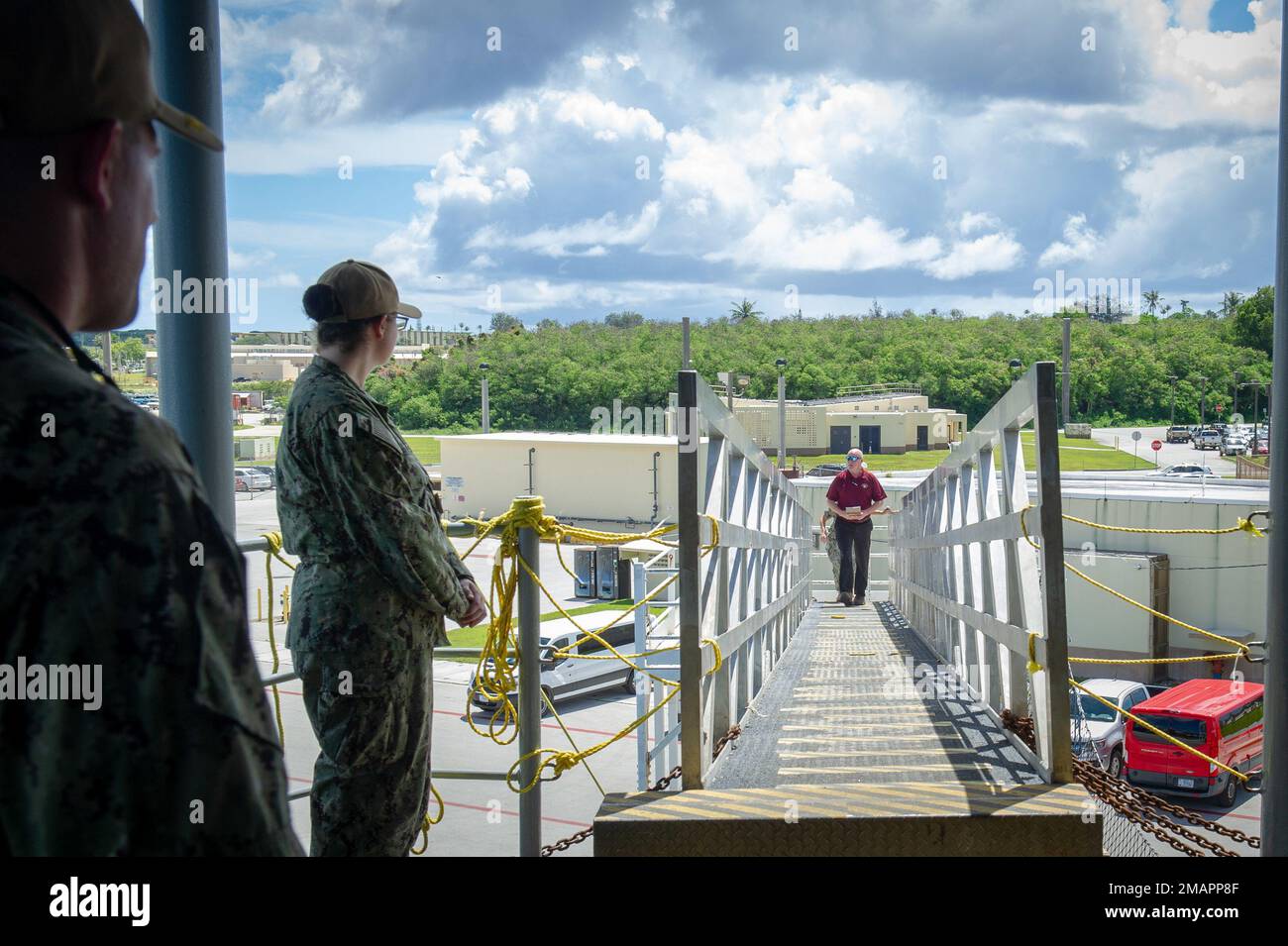 Port de l'APRA, Guam (2 juin 2022) – Christopher Thayer, directeur du commandement militaire du transport maritime, opérations maritimes, se prépare à monter à bord du sous-marin de classe Emory S., USS Frank Cable (AS 40) pour une visite du navire, 2 juin 2022. Frank Cable, déployé vers l'île de Guam, répare, réarme et réarme les sous-marins et les navires de surface dans la région Indo-Pacifique. Banque D'Images