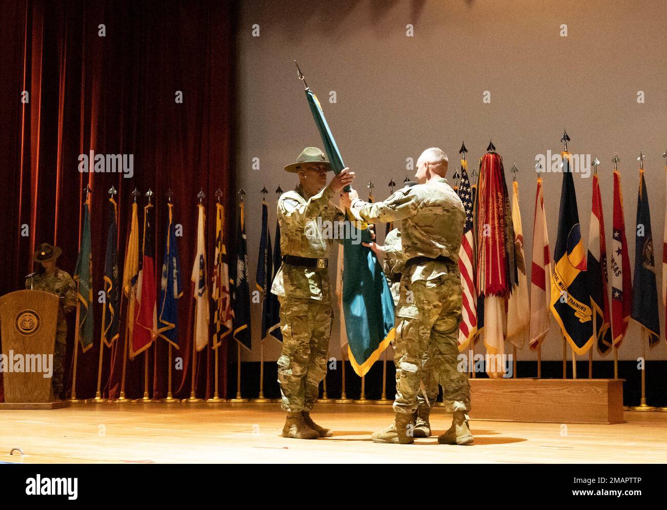 Brig. Le général John D. Kline, commandant général du Centre d’instruction militaire initiale, a passé les couleurs de l’Académie du Sergent d’exercice au sergent de commandement Major Rickey G. Jackson, signifiant son engagement de responsabilité alors qu’il devient commandant de l’académie en 32nd. La cérémonie de prise de responsabilité a eu lieu à 2 juin 2022, au théâtre de la poste. Banque D'Images
