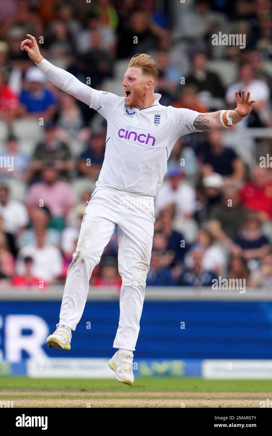 England's captain Ben Stokes appeals unsuccessfully for the wicket of South Africa's Kyle Verreynne during the third day of the second cricket test match between England and South Africa at Old Trafford in Manchester, England, Saturday, Aug. 27, 2022. (AP Photo/Jon Super) Banque D'Images
