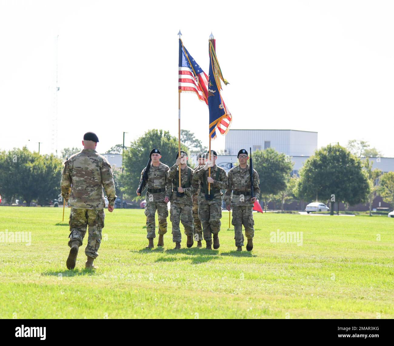 La Garde de couleur du 1st Bataillon, 13th Aviation Regiment, fait avancer le leursc lors d'une cérémonie de changement de responsabilité à Howze Parade Field, fort Rucker, Alabama, 3 juin 2022. Banque D'Images