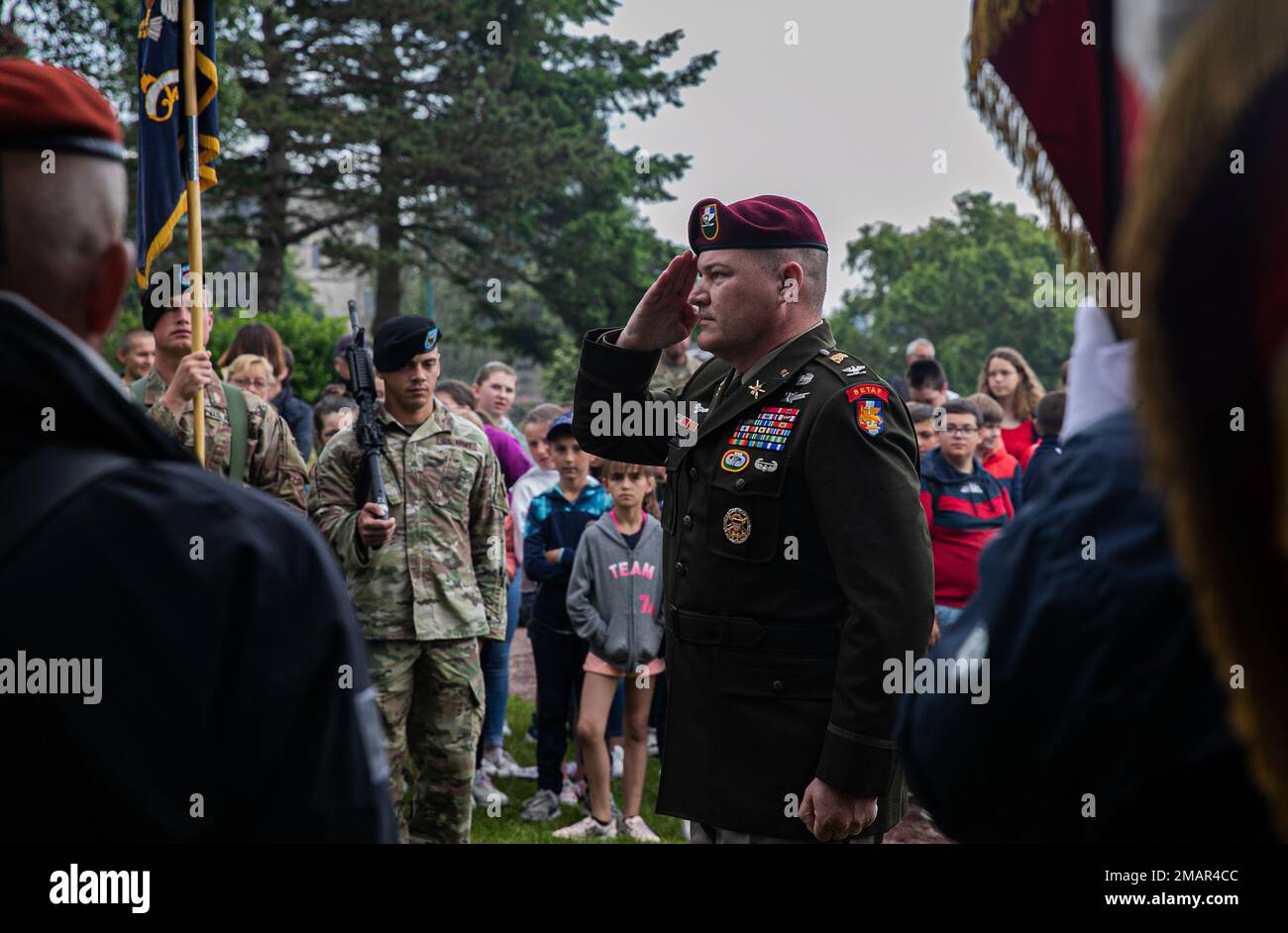 ÉTATS-UNIS Le colonel Timothy Shaffer de l'armée, officier des opérations de la Force opérationnelle d'Europe du Sud-Afrique, salue le monument de la Division d'infanterie 4th lors d'une cérémonie de commémoration à Montebourg, en France, au 3 juin 2022. La ville a tenu une cérémonie marquant soixante-dix-huit ans depuis sa libération, commémorant les sacrifices faits par les États-Unis Les soldats et les citoyens français qui ont perdu la vie. Banque D'Images ÉTATS-UNIS Le colonel Timothy Shaffer de l'armée, officier des opérations de la Force opérationnelle d'Europe du Sud-Afrique, salue le monument de la Division d'infanterie 4th lors d'une cérémonie de commémoration à Montebourg, en France, au 3 juin 2022. La ville a tenu une cérémonie marquant soixante-dix-huit ans depuis sa libération, commémorant les sacrifices faits par les États-Unis Les soldats et les citoyens français qui ont perdu la vie. Banque D'Images