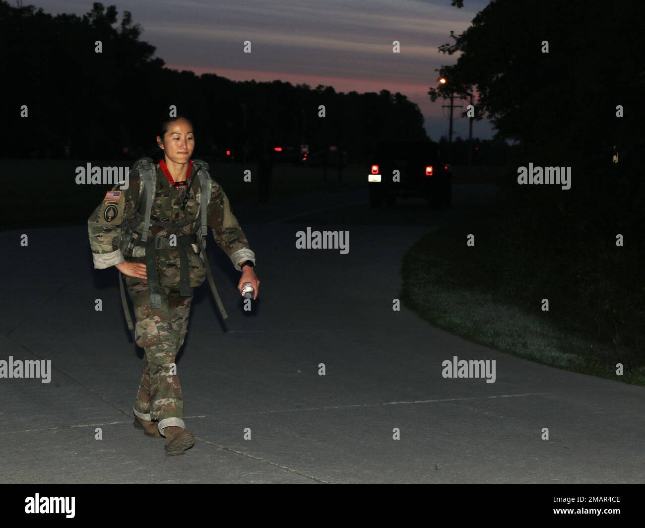 Le Sgt Jessica Cho, du Commandement chimique, biologique, radiologique, nucléaire et des explosifs (CBRNE) de 20th, termine la marche du pied norvégien sur le terrain d'essai d'Aberdeen, Maryland, 3 juin. La marche des 18,6 milles a eu lieu pour commémorer le 78th anniversaire des débarquements du jour J. ÉTATS-UNIS Photo de l'armée par Andrew D. Monath. Banque D'Images