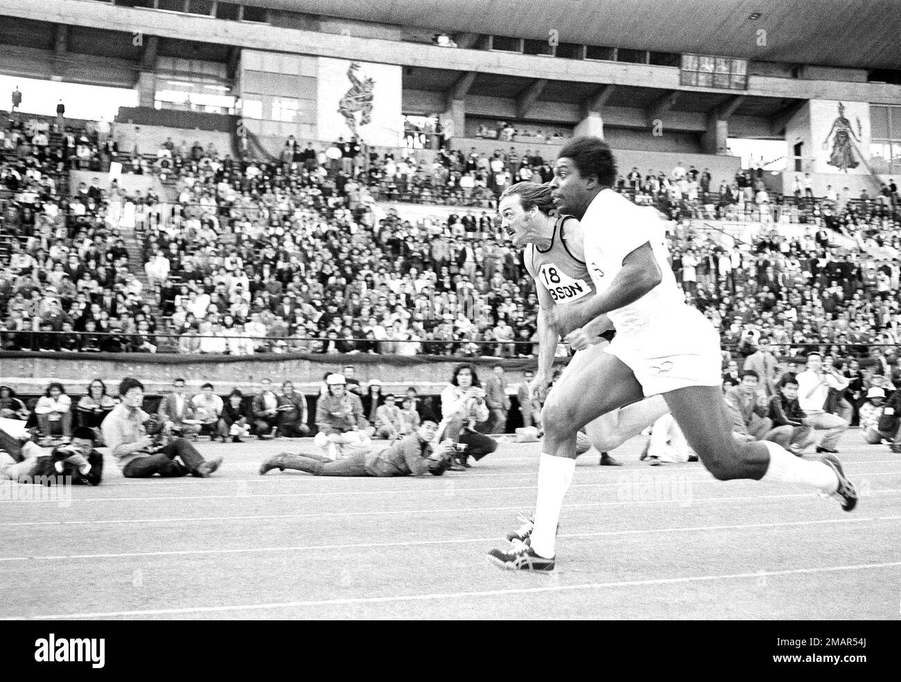 Bob Hayes, right, a 1964 Tokyo Olympic gold medalist and now a Dallas Cowboys football player, and Paul Gibson run in a special 40-meter dash race in the International Track Association (ITA) meet at the National Stadium in Tokyo, Japan, April 6, 1974. Hayes beat Gibson by 0.02 seconds with a 5.01 time. (AP Photo/Koichiro Morita) Banque D'Images