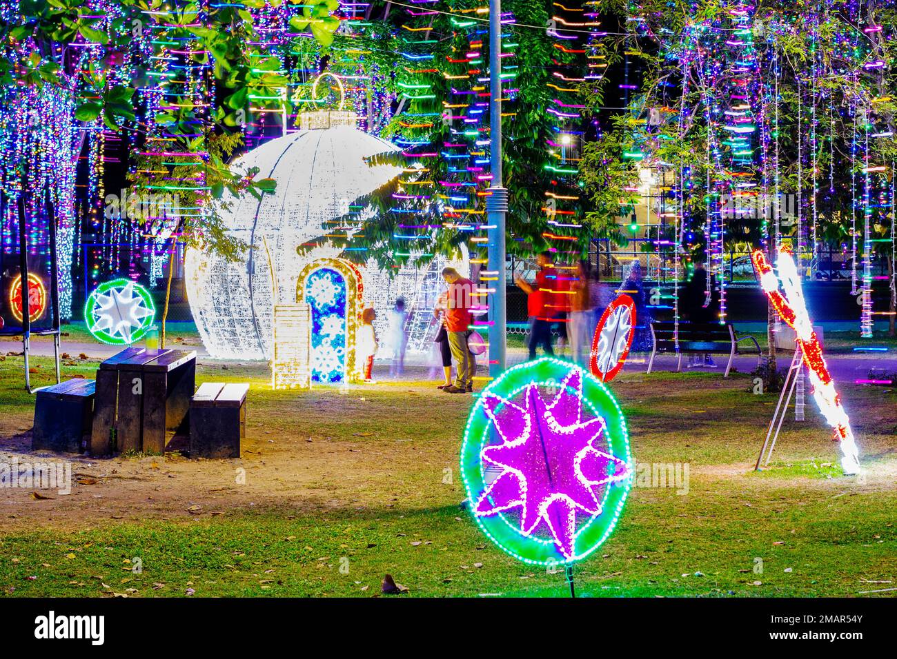 différentes décorations de noël dans un parc Banque D'Images