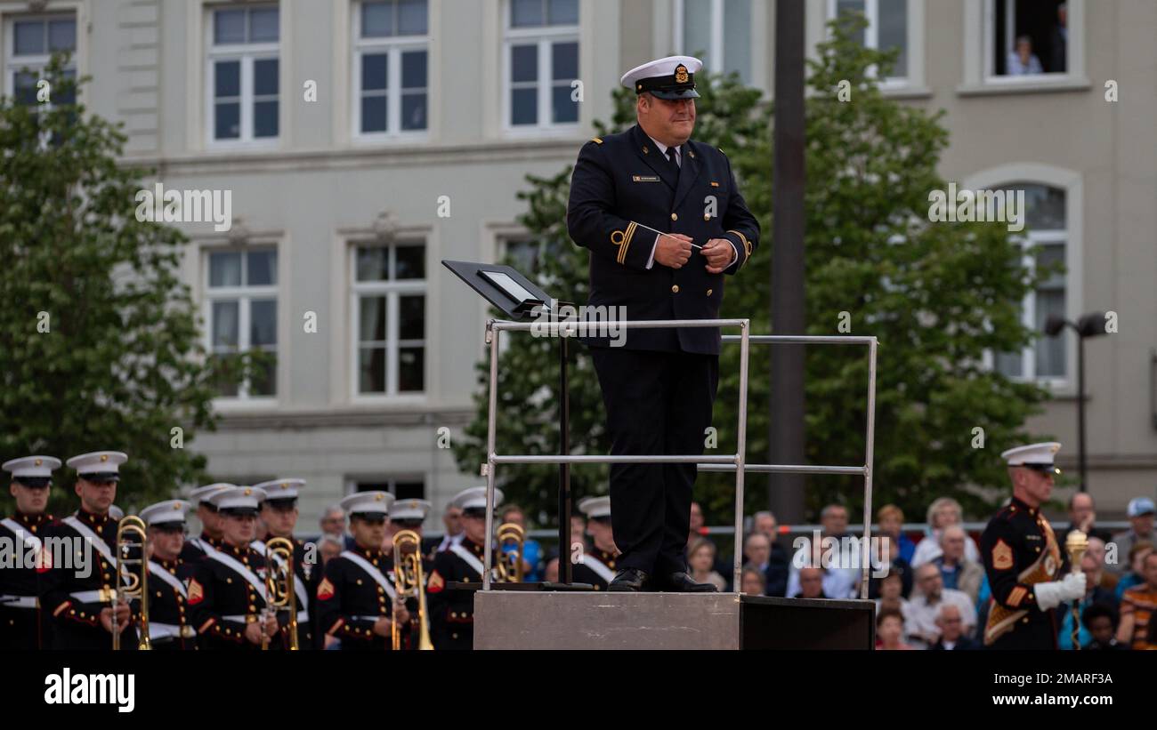 Le chef du Maître de musique Bjorn Verschore avec la bande royale de la Marine belge se prépare à conduire pendant le Tattoo international de défense belge à Bruges, Belgique, 3 juin 2022. Ce festival de cinq jours est le premier Tattoo international belge, qui était initialement prévu pour commémorer le 75th anniversaire de la libération de la Belgique en 2020, mais qui a été reporté en raison de la COVID-19. Les groupes militaires participants comprennent les groupes belge, français, polonais et américain. Banque D'Images