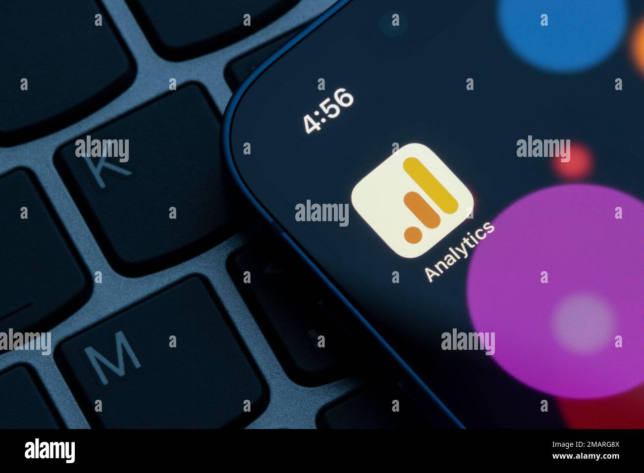 L'application Google Analytics est visible sur un iPhone. Google Analytics est un service qui suit et rapporte le trafic du site Web, dans le cadre de Google Marketing Platform. Banque D'Images