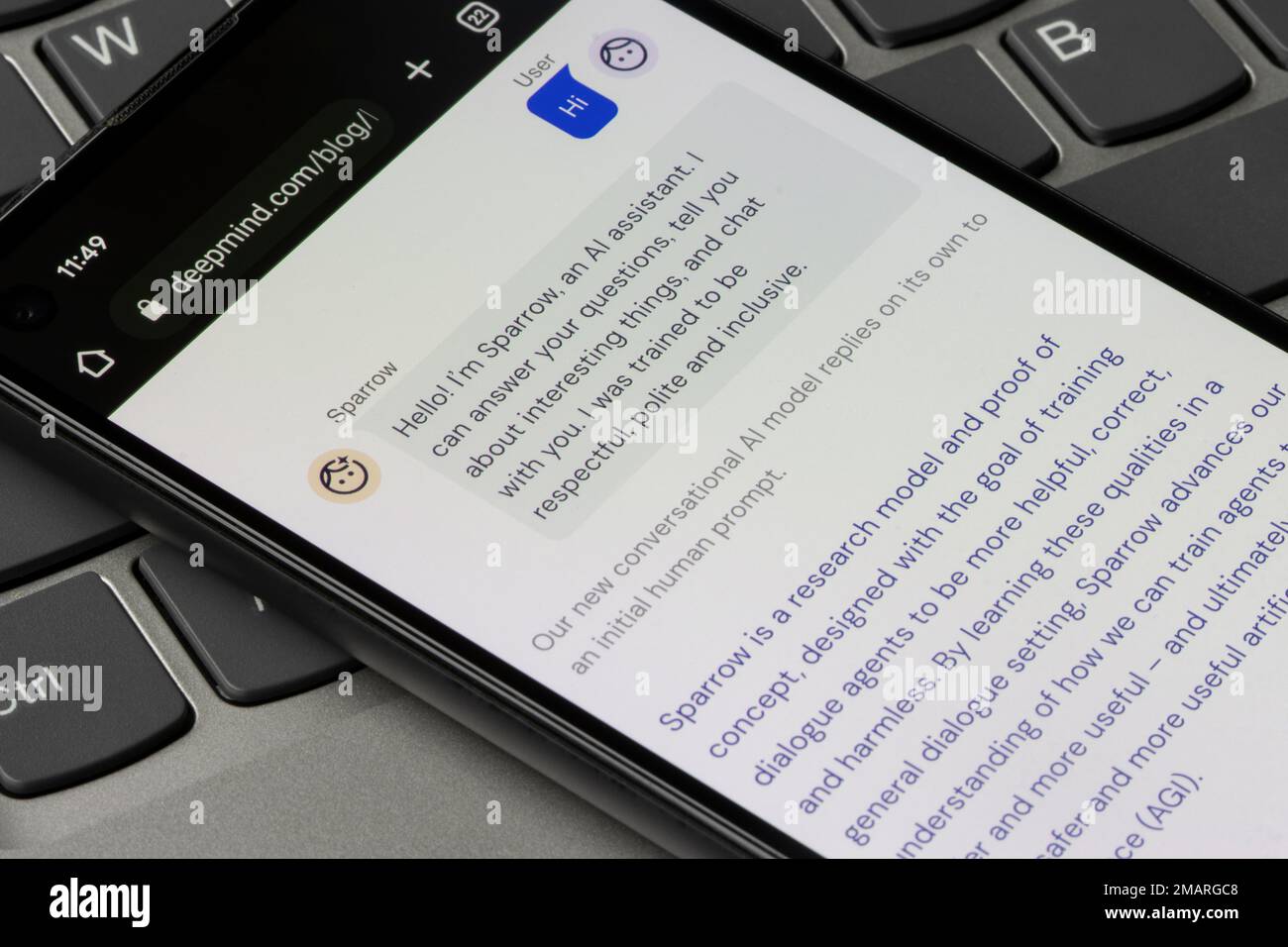 La page Web de Sparrow, un chatbot de l'ai basé sur le modèle de langue Chinchilla de DeepMind, est vu sur un smartphone, le 18 janvier 2023. Banque D'Images
