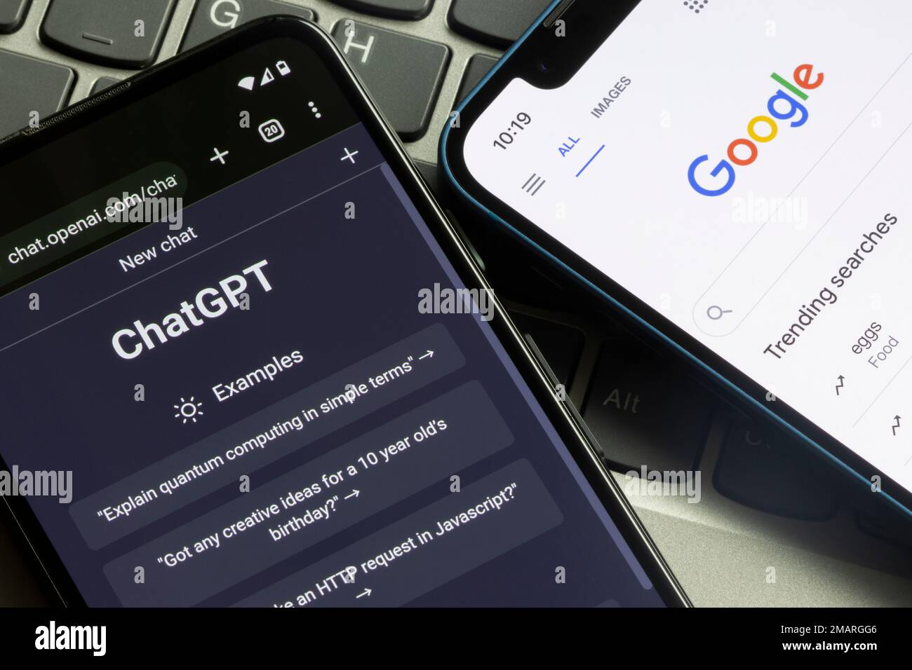 Les pages Web de ChatGPT, de Chatbot d'OpenAI et de Google sont visibles sur les smartphones. Une nouvelle vague de chatbots comme ChatGPT utiliser ai qui peut réinventer la ... Banque D'Images