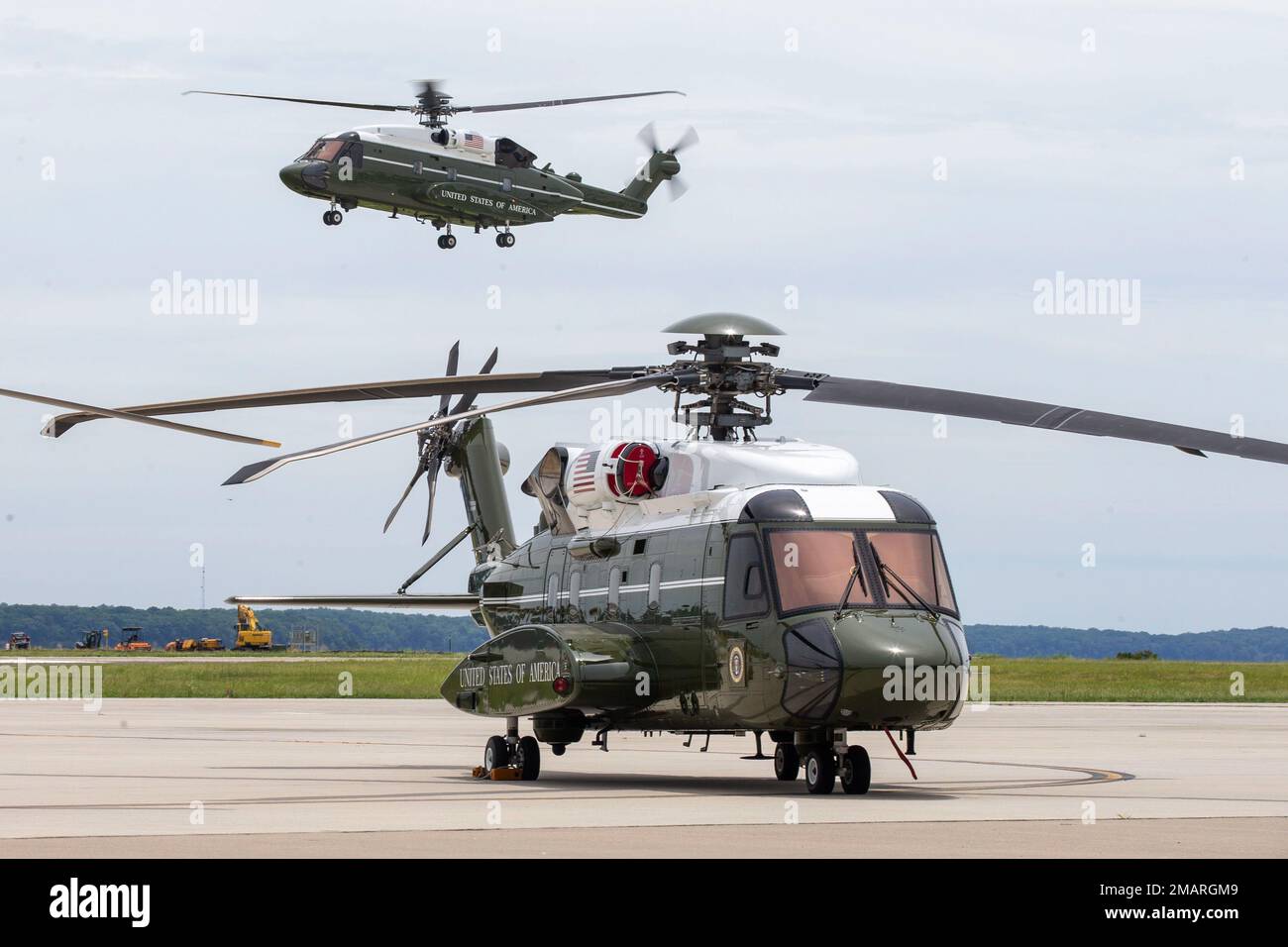 ÉTATS-UNIS Le corps maritime VH-92A effectue un vol à l'occasion de la réunion du 75th anniversaire de l'Escadron d'hélicoptères maritimes un (HMX-1) sur la base du corps maritime Quantico, Virginie, 3 juin 2022. Le HMX-1 est un escadron d'hélicoptères du corps des Marines des États-Unis, responsable du soutien direct du président des États-Unis. Le HMX-1 a été créé le 1 décembre 1947 en tant qu'unité expérimentale chargée de tester et d'évaluer des hélicoptères militaires alors que le vol à voilure tournante en était encore à ses débuts. Banque D'Images