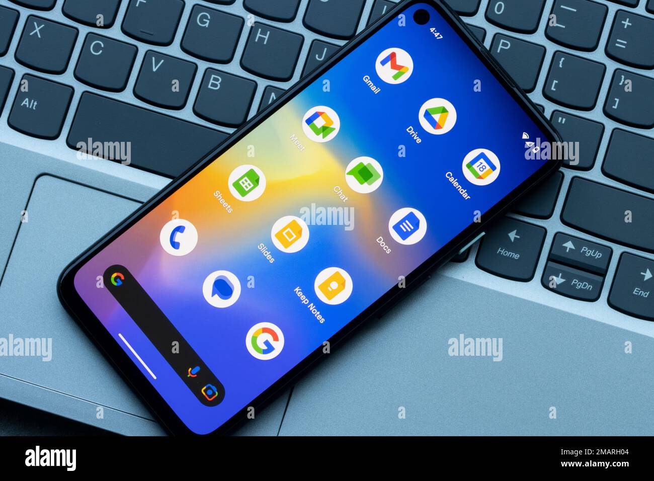 Diverses applications incluses dans Google Workspace sont visibles sur un smartphone Google - Gmail, Drive, Calendrier, Meet, Chat, Docs, Sheets, Slides et Keep Notes. Banque D'Images