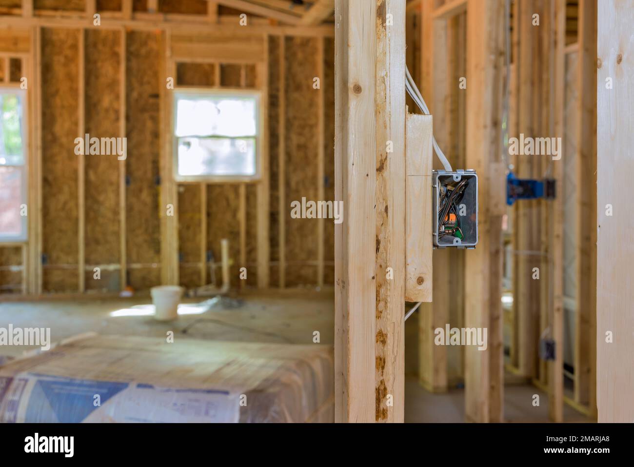 Construction tout nouveau bâtiment résidentiel composé de charpente maison de cadre en bois qui est inachevé avec le câblage électrique de base Banque D'Images