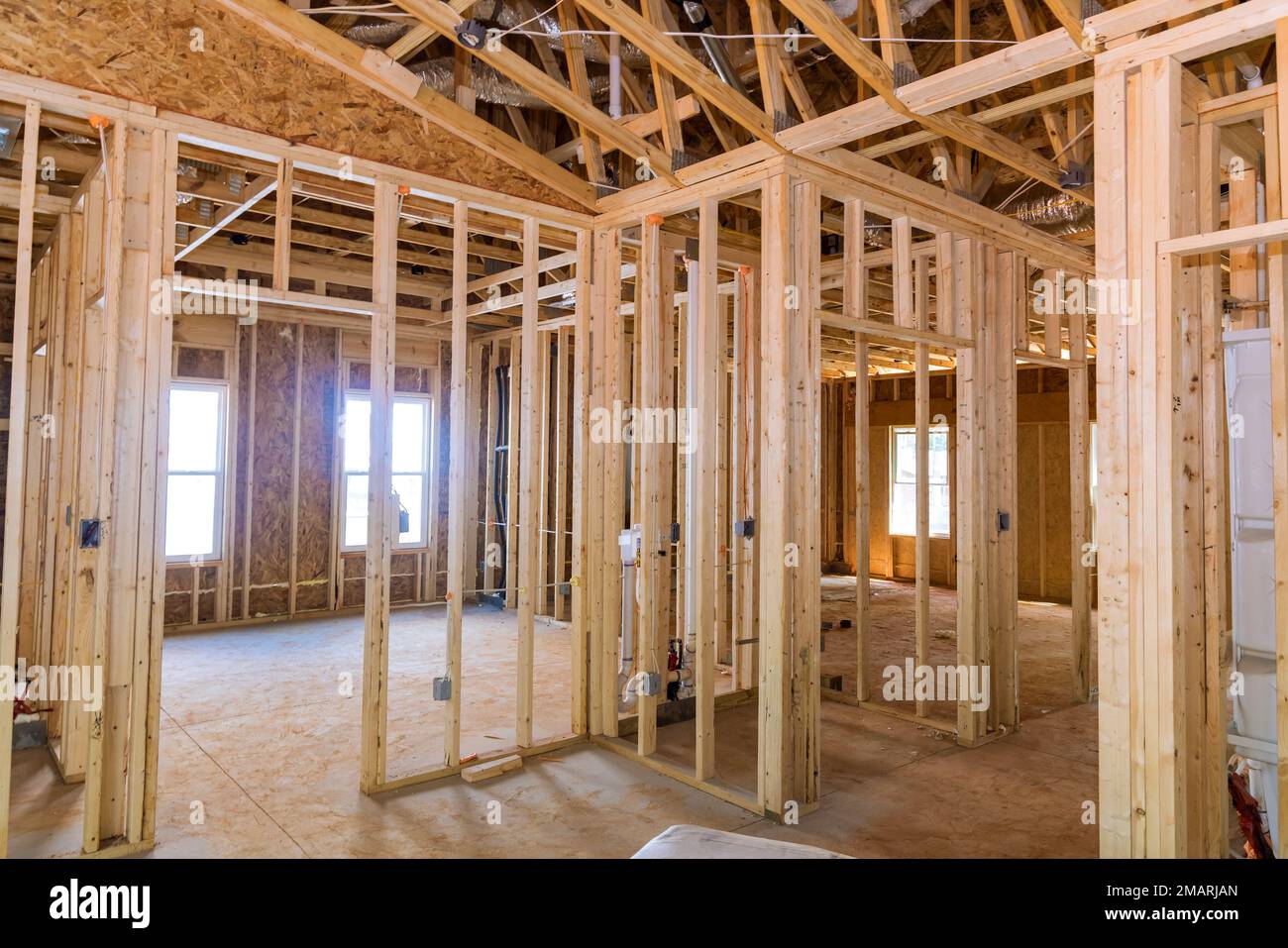 Un nouveau projet de construction résidentielle est de construire une maison de cadre en bois non fini avec le câblage électrique de base comme partie du processus de construction Banque D'Images