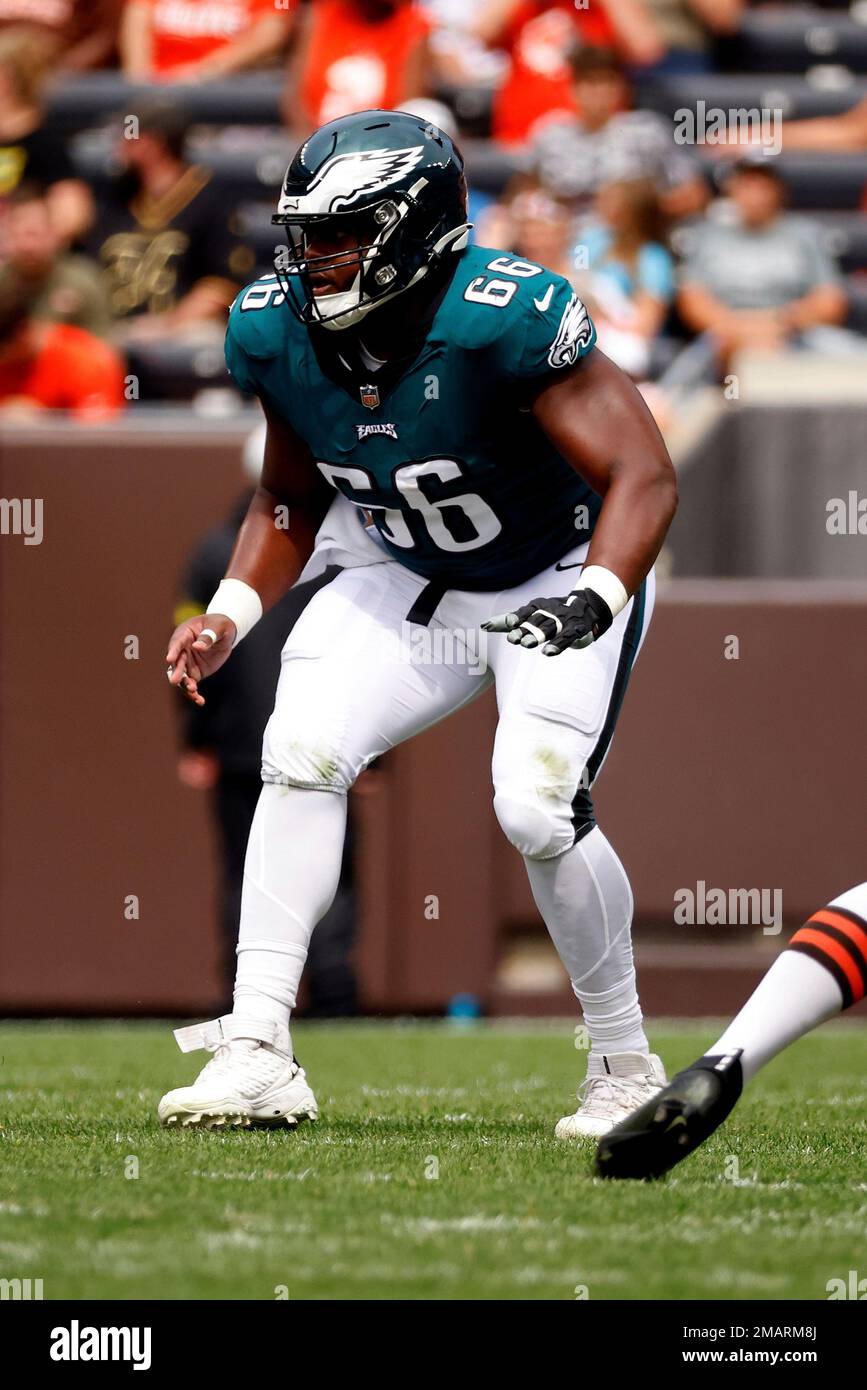 Philadelphia Eagles center Cameron Tom (66) looks to make a block during an NFL preseason football game against the Cleveland Browns, Sunday, Aug. 21, 2022, in Cleveland. (AP Photo/Kirk Irwin) Banque D'Images