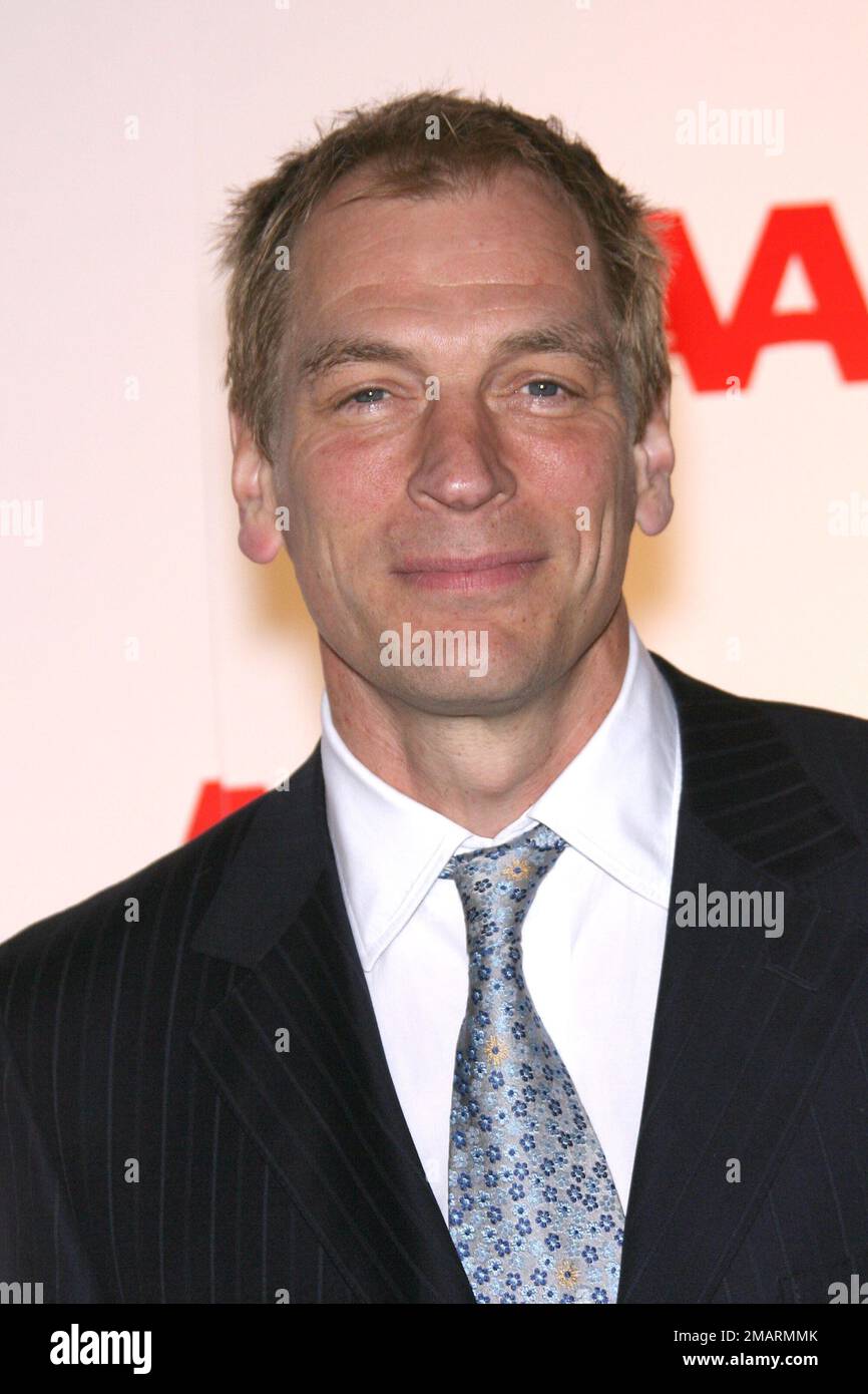 19 janvier 2023 - l'acteur britannique Julian Sands, connu pour son rôle dans le film de 1986, acclamé par la critique, « A Room with a View », a été signalé comme manquant vendredi après une randonnée seule sur un sentier sur le dangereux Mont Baldy dans les montagnes San Gabriel, dans le sud de la Californie. Photo du dossier : 6 février 2007 - Los Angeles, Californie - Julian Sands. AARP le Magazine présente les lauréats des « Movies for Grownups Awards » 2007 à l'hôtel Bel-Air. Crédit photo : Zach Lipp/AdMedia Banque D'Images
