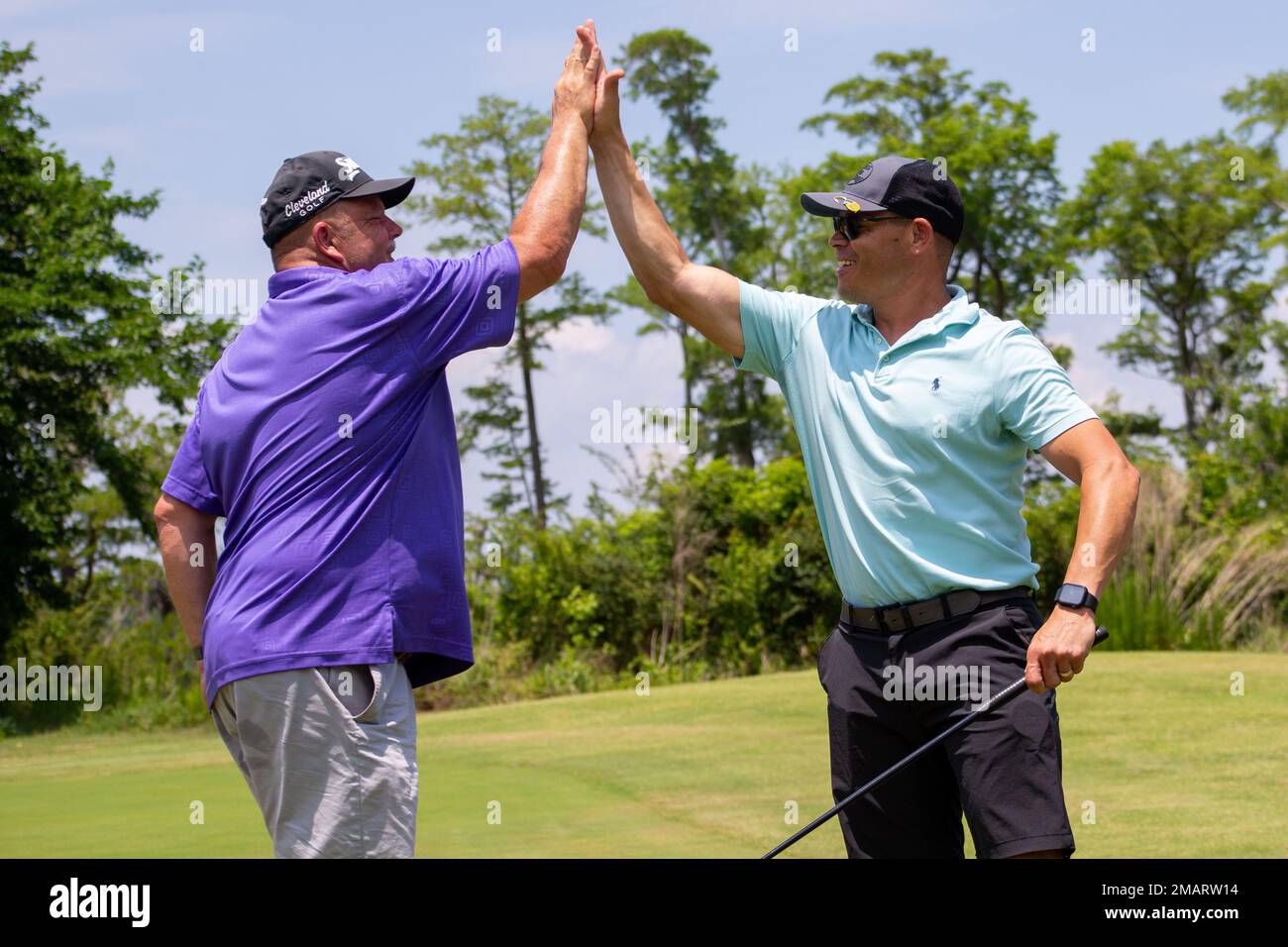 ÉTATS-UNIS Le sergent du corps de la marine, le Maj. James Robertson, à droite, sergent-major de la Station aérienne du corps de la marine (MCAS) Cherry point, haut fives son coéquipier après avoir tiré un birdie pendant le tournoi de golf Sergents Major au terrain de golf Sound of Freedom, MCAS Cherry point, Caroline du Nord, 3 juin 2022. Le tournoi de golf Sergents Major est un événement annuel qui offre aux anciens combattants, aux retraités, aux membres actifs et aux civils la chance de participer à une journée de camaraderie et de compétition. Banque D'Images