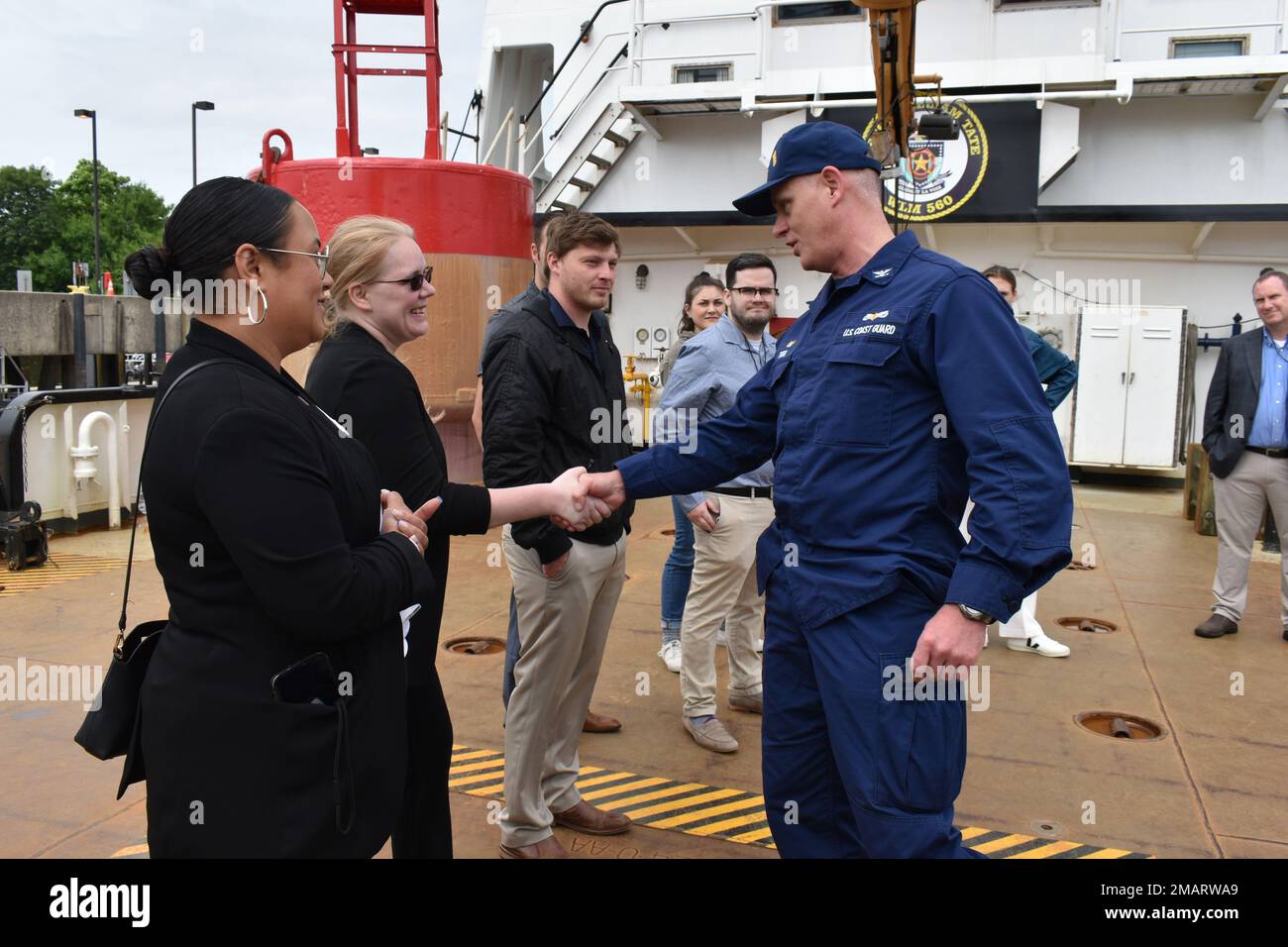 Le secteur de la Garde côtière de la baie Delaware, à Philadelphie, a accueilli 3 juin 2022, membres officiels élus de la Pennsylvanie, pour un bref de mission et une démonstration des capacités d’intervention en matière de sécurité et de sûreté dans la baie Delaware, afin de familiariser les élus avec le rôle essentiel de la Garde côtière sur la rivière Delaware. Parmi les participants figuraient des membres du personnel représentant les bureaux du sénateur Pat Toomey, du député Brian Fitzpatrick, de la députée Madeleine Dean, de la députée Chrissy Houlahan, de la représentante Dwight Evans, Et le gouverneur Tom Wolf. (É.-U. Photo de la Garde côtière.) Banque D'Images