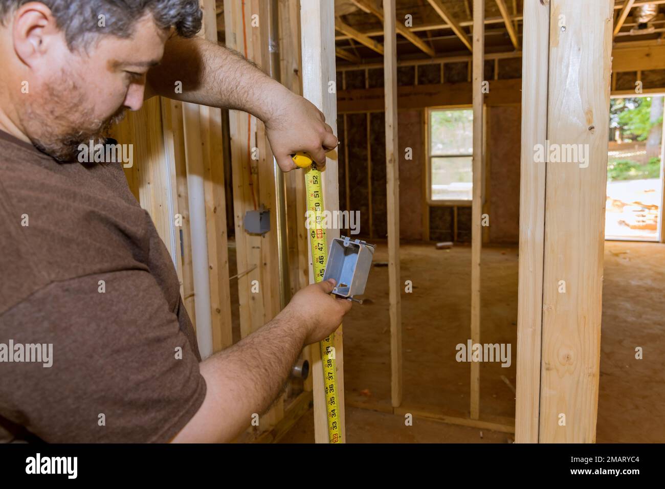 Boîtes de prises électriques à l'intérieur de construction nouveau résidentiel de charpente un cadre en bois non fini Banque D'Images