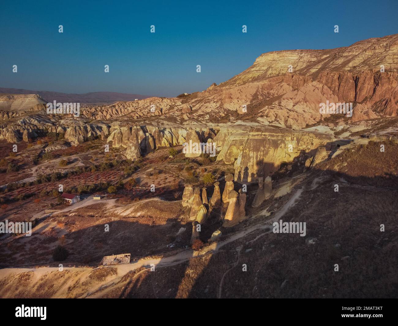 Formes impressionnantes de grès dans un canyon près du village de Chavusin, Cappadoce, province de Nevsehir, région d'Anatolie, Turquie, Asie. Beauté de la nature concept b Banque D'Images