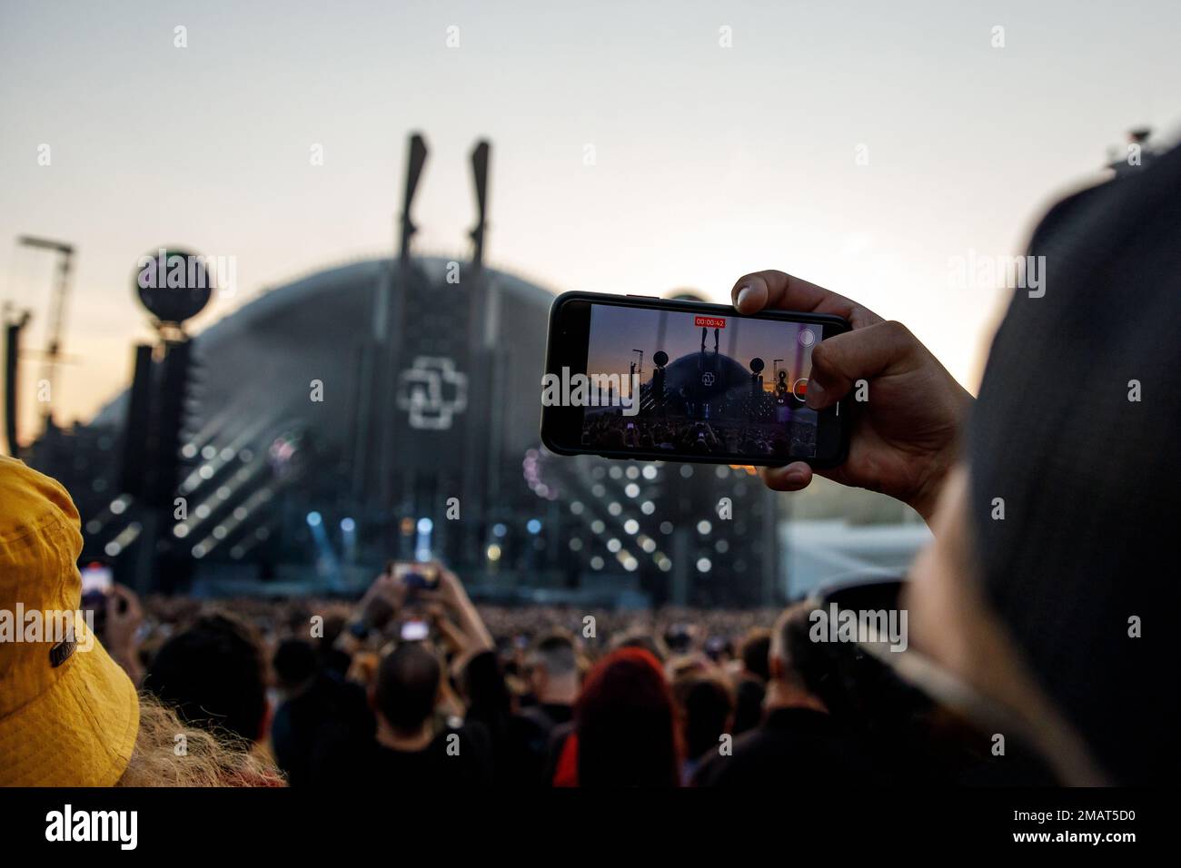 Tallinn, Estonie - 20.07.2022: Concert de Rammstein lors de la tournée mondiale du stade. Prendre des photos à l'aide d'un téléphone portable Banque D'Images
