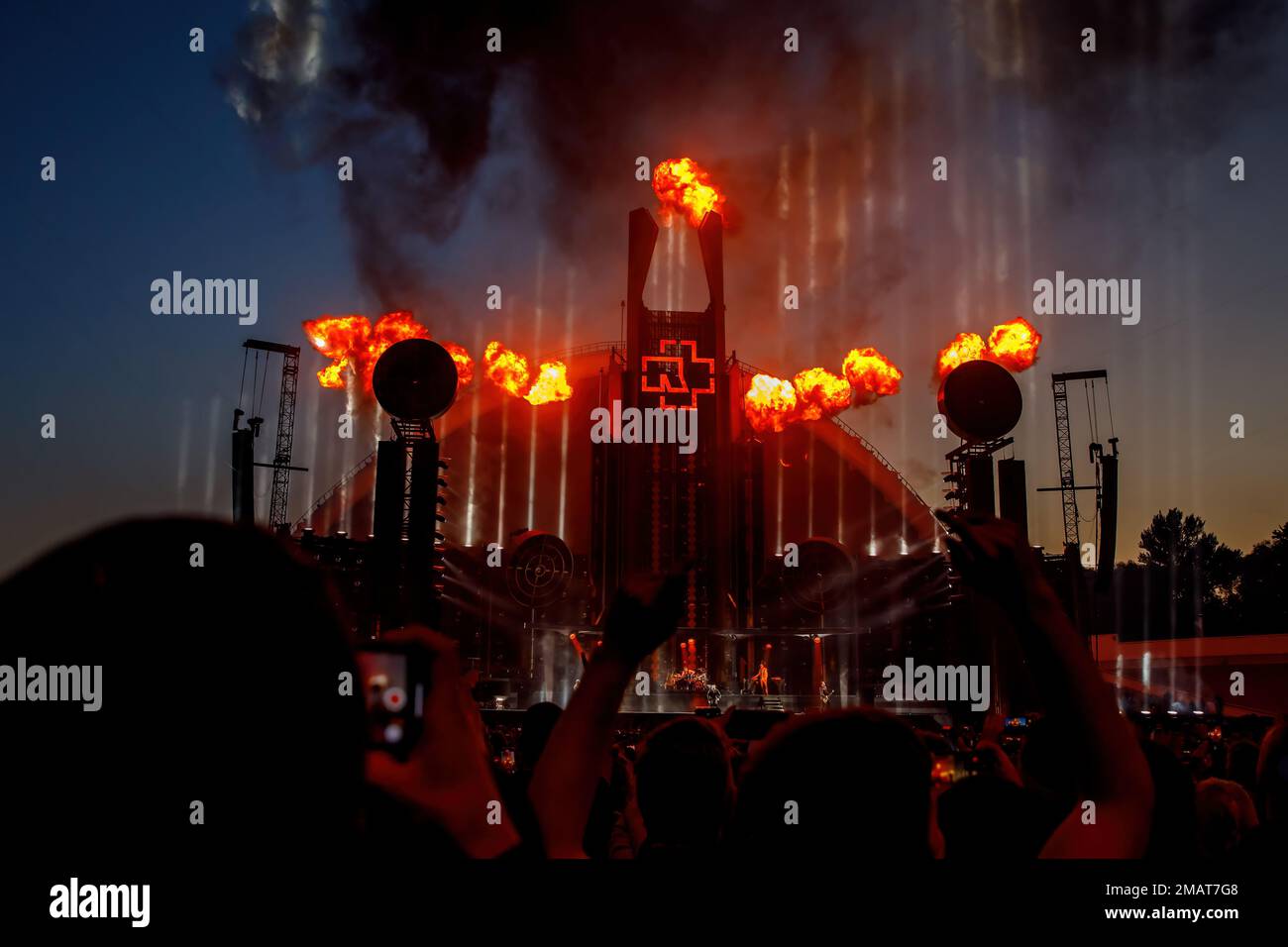 Tallinn, Estonie - 20.07.2022: Concert de Rammstein lors de la tournée mondiale du stade. Feu sur la scène Banque D'Images