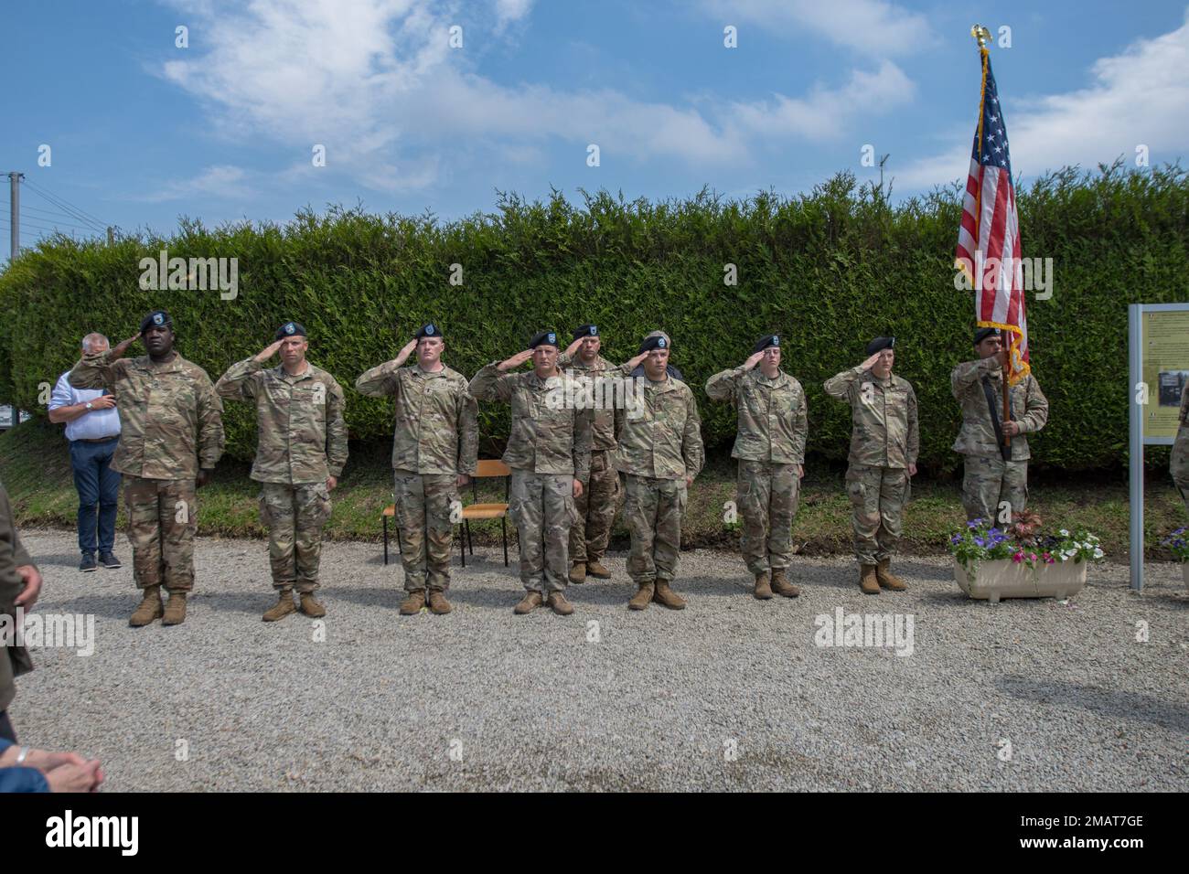 ÉTATS-UNIS Les soldats de l'armée affectés à l'équipe de combat de la Brigade blindée de 3rd, division d'infanterie de 4th, rendent hommage au drapeau et aux hymnes nationaux de France et des États-Unis d'Amérique, 4 juin 2022, lors de la commémoration du jour J 78 de l'Hôpital général de 164th, à Bolleville, la Haye, Normandie, France. Cette cérémonie a été dédiée à l'Hôpital général de 164th. Banque D'Images ÉTATS-UNIS Les soldats de l'armée affectés à l'équipe de combat de la Brigade blindée de 3rd, division d'infanterie de 4th, rendent hommage au drapeau et aux hymnes nationaux de France et des États-Unis d'Amérique, 4 juin 2022, lors de la commémoration du jour J 78 de l'Hôpital général de 164th, à Bolleville, la Haye, Normandie, France. Cette cérémonie a été dédiée à l'Hôpital général de 164th. Banque D'Images