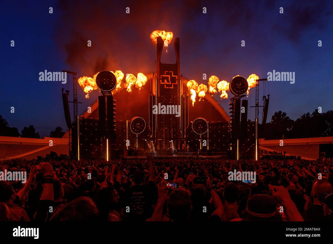 Tallinn, Estonie - 20.07.2022: Concert de Rammstein lors de la tournée mondiale du stade. Feu sur la scène Banque D'Images