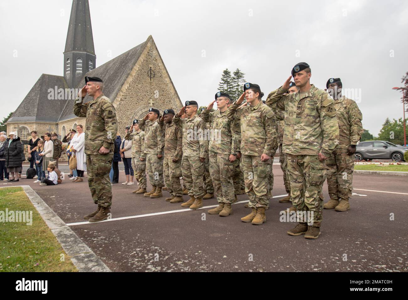 ÉTATS-UNIS Les soldats de l'armée affectés au 1st Bataillon, 8th Régiment d'infanterie, 3rd Brigade Armored Brigade Brigade combat Team, 4th Division d'infanterie rendent hommage, 4 juin 2022, lors de la cérémonie d'hommage de la division d'infanterie 90th et de commémoration de la libération 78th, au Plessis-Lastelle, France. Les habitants du Plessis-Lastelle ont érigé deux monuments pour rappeler les soldats de la Division d'infanterie de 90th qui ont combattu et sont morts pour libérer la ville française pendant la Seconde Guerre mondiale. Banque D'Images ÉTATS-UNIS Les soldats de l'armée affectés au 1st Bataillon, 8th Régiment d'infanterie, 3rd Brigade Armored Brigade Brigade combat Team, 4th Division d'infanterie rendent hommage, 4 juin 2022, lors de la cérémonie d'hommage de la division d'infanterie 90th et de commémoration de la libération 78th, au Plessis-Lastelle, France. Les habitants du Plessis-Lastelle ont érigé deux monuments pour rappeler les soldats de la Division d'infanterie de 90th qui ont combattu et sont morts pour libérer la ville française pendant la Seconde Guerre mondiale. Banque D'Images