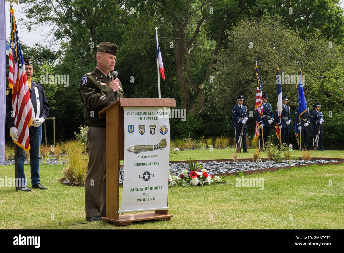 ÉTATS-UNIS Le général de l'armée Christopher Cavoli, commandant général de l'Europe et de l'Afrique, s'adresse aux participants à la cérémonie du jardin commémoratif C-47 à Picauville, en France, au 4 juin 2022. Le site a été créé pour honorer le sacrifice de 20 jeunes soldats américains qui ont donné leur vie sur 6 juin 1944. Banque D'Images