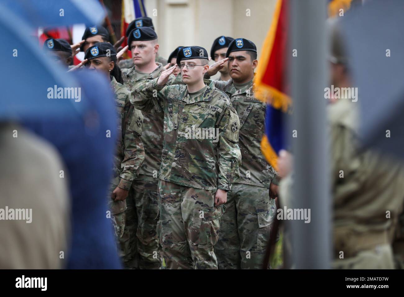 ÉTATS-UNIS Le sergent d'armée Jordan Zietz, un infanterie affecté à la division d'infanterie 4th, rend hommage à 4 juin 2022, lors de la cérémonie de commémoration de la division d'infanterie 78th de quatre braves 90th, au Monument des 4 braves, Periers, Normandie, France. La division d'infanterie de 90th, également connue sous le nom de « difficile » division, a atterri à Utah Beach le jour J, 6 juin 1944, dans le cadre de l'invasion massive des alliés de l'Europe occidentale. Banque D'Images ÉTATS-UNIS Le sergent d'armée Jordan Zietz, un infanterie affecté à la division d'infanterie 4th, rend hommage à 4 juin 2022, lors de la cérémonie de commémoration de la division d'infanterie 78th de quatre braves 90th, au Monument des 4 braves, Periers, Normandie, France. La division d'infanterie de 90th, également connue sous le nom de « difficile » division, a atterri à Utah Beach le jour J, 6 juin 1944, dans le cadre de l'invasion massive des alliés de l'Europe occidentale. Banque D'Images