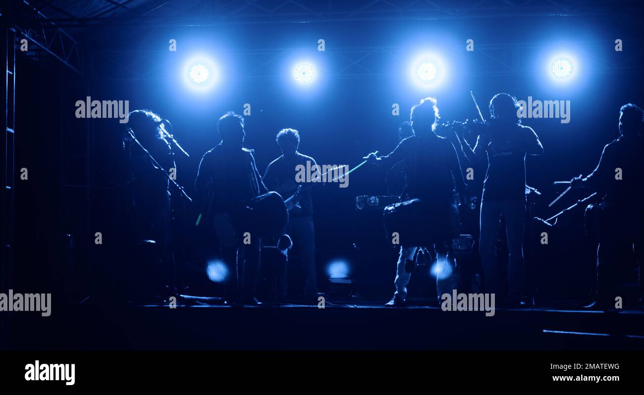 Weligama, Sri Lanka - 10 29 2022: Spectacle musical en direct, le groupe se produit sur la scène de nuit, des lumières bleues éclairent le groupe de derrière, Banque D'Images