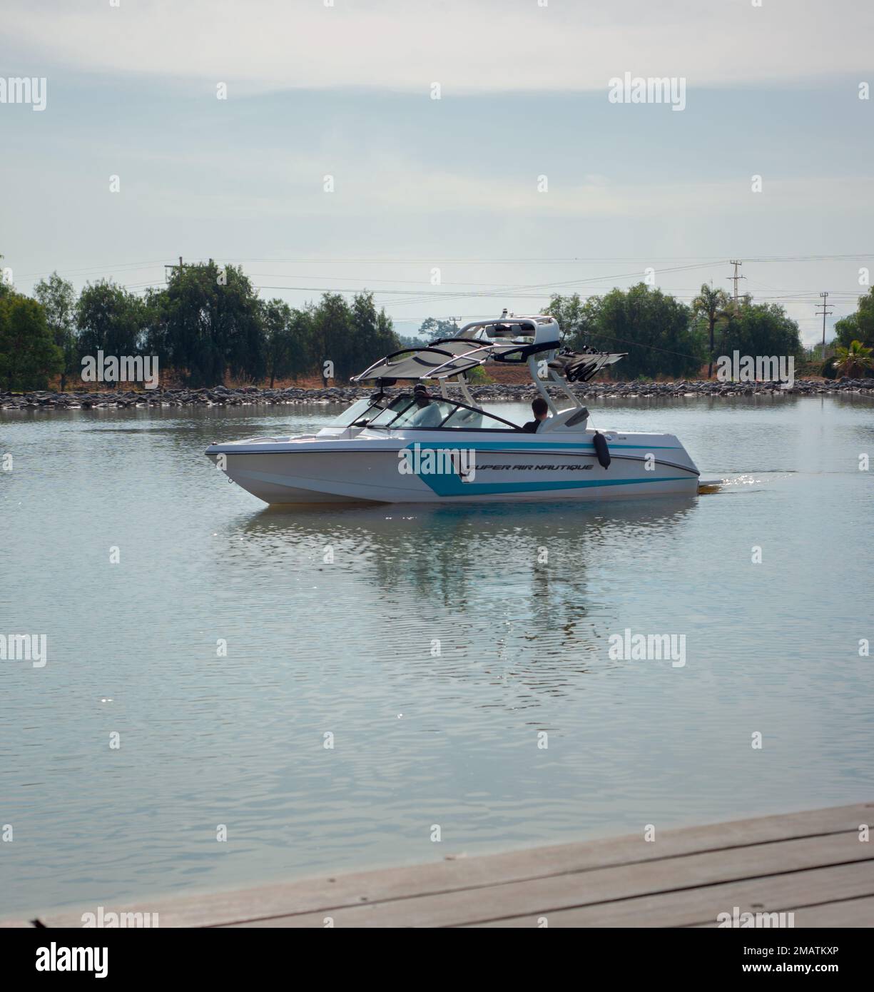 el marques, queretaro, 17 12 22 ans, bateau de sport blanc dans un lac artificiel près de la jetée avec ciel bleu à midi Banque D'Images
