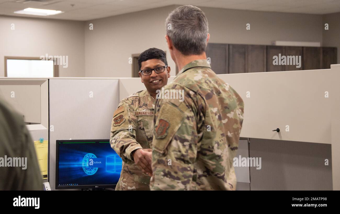 Le major-général Bryan R. Radliff (à droite), commandant de la Force aérienne en 10th, Picoins Senior Airman Praveen Ramanathan, 301st Fighter Wing Financial Management Office, technicien militaire rémunéré à la base de réserve interarmées de la base aérienne navale de fort Worth, Texas, 5 juin 2022. Radliff a inventé Praveen pour ses performances exceptionnelles sur le lieu de travail. Banque D'Images