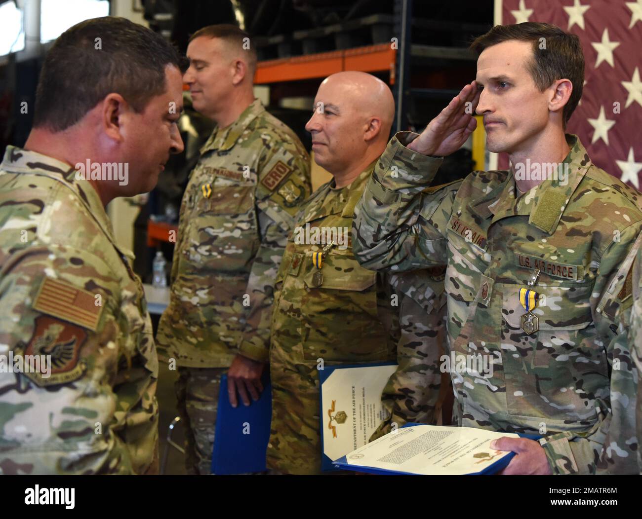 ÉTATS-UNIS Maître de la Force aérienne, Sgt. Jordan St. Clair, un parasauveteur du 103rd Escadron de sauvetage et chef d'équipe de la mission Tamar de l'escadre de sauvetage 106th, Francis S. Gabreski Air National Guard base, Westhampton Beach, New York Air National Guard, reçoit la Médaille de mention élogieuse de la Force aérienne pour son héroïsme pour des actions en mer, lors d'une cérémonie sur la base, 4 juin 2022. Banque D'Images