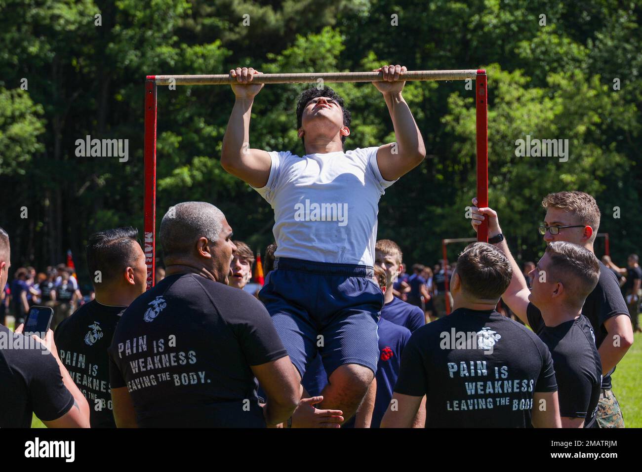 Un candidat de Marine corps Recruiting Station Pittsburgh effectue des pull-ups dans le cadre du défi d'équipe pendant la fin de semaine du guerrier, à Somerset, Pennsylvanie, le 4 juin 2022. Le week-end du Warrior a amené les futures Marines de l'ouest de la Pennsylvanie, de New York, de l'Ohio et de la Virginie occidentale pour les aider à se préparer mentalement et physiquement au défi de la formation des recrues du Marine corps. Banque D'Images