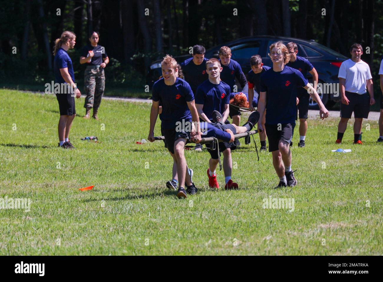 ÉTATS-UNIS Les participants du Marine corps de la Marine corps Recruiting Station Pittsburgh, effectuent un exercice d’évacuation des blessés dans le cadre d’un défi d’équipe pendant la fin de semaine du guerrier à Somerset, en Pennsylvanie, le 4 juin 2022. Le week-end du Warrior a amené les futures Marines de l'ouest de la Pennsylvanie, de New York, de l'Ohio et de la Virginie occidentale pour les aider à se préparer mentalement et physiquement au défi de la formation des recrues du Marine corps. Banque D'Images