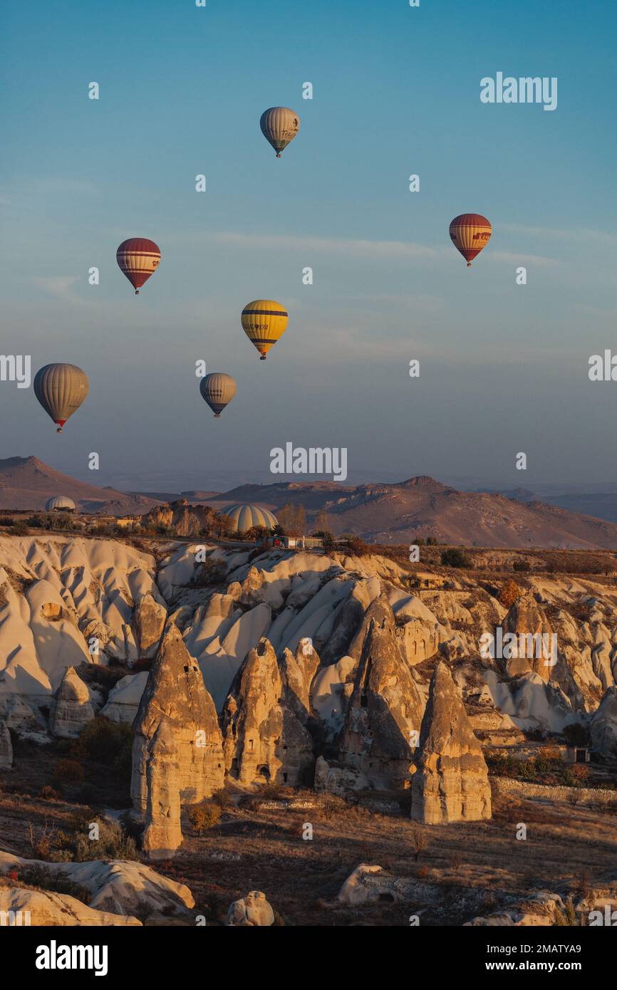 Ballons d'air chaud au lever du soleil dans la ville de Göreme, Cappadoce, Banque D'Images