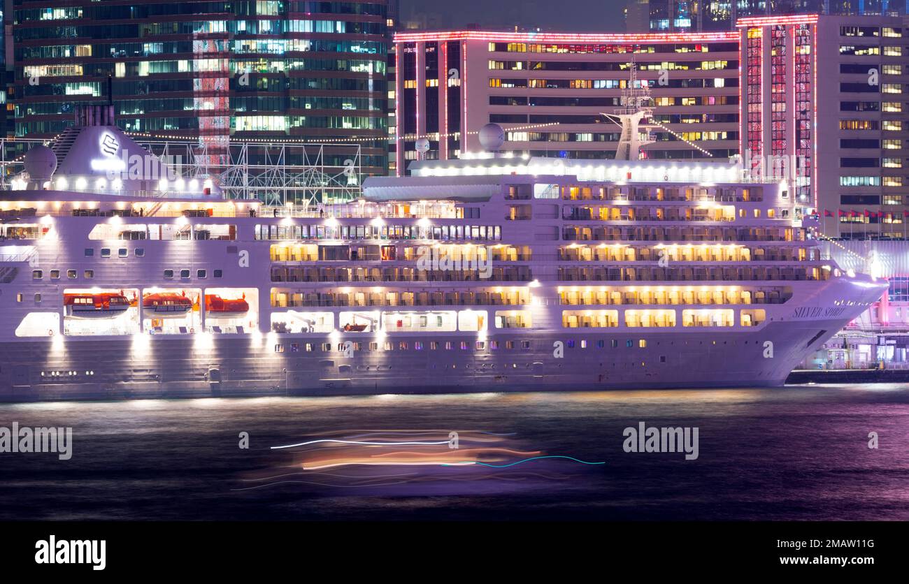 Le premier navire de croisière international en trois ans navigue à Hong Kong depuis le début de la pandémie. The Silver Spirit, ancré à Ocean terminal. Banque D'Images