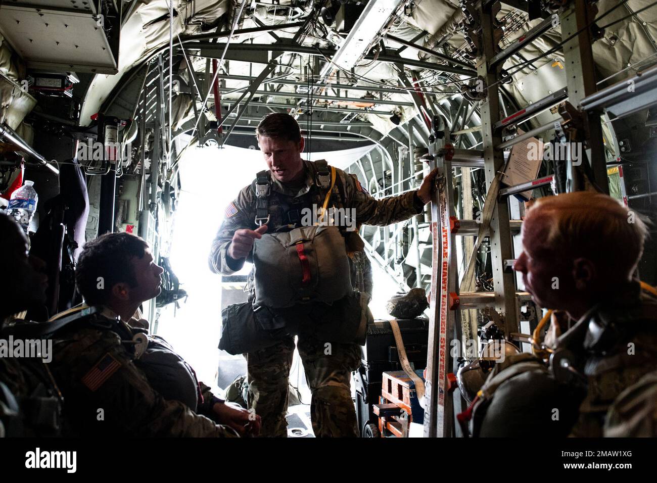 A ÉTATS-UNIS Le maître-jumpers de l'armée affecté à la Brigade aéroportée 173rd fournit des informations à son équipe de maître-jumpers lors d'une opération aérienne entre les parachutistes américains et alliés à l'aéroport de Cherbourg-Manche, en France, sur 5 juin 2022, dans le cadre de l'anniversaire du débarquement de 78th. Sur 6 juin 1944, plus de 150 000 soldats des forces alliées ont envahi la Normandie, en France, par mer et par air. Plus de 23 000 parachutistes ont participé à l'invasion. La Brigade aéroportée de 173rd est la U.S. La Force de réaction en cas d'urgence de l'armée en Europe, fournissant des forces rapidement déployables aux États-Unis en Europe, en Afrique et en Europe Banque D'Images