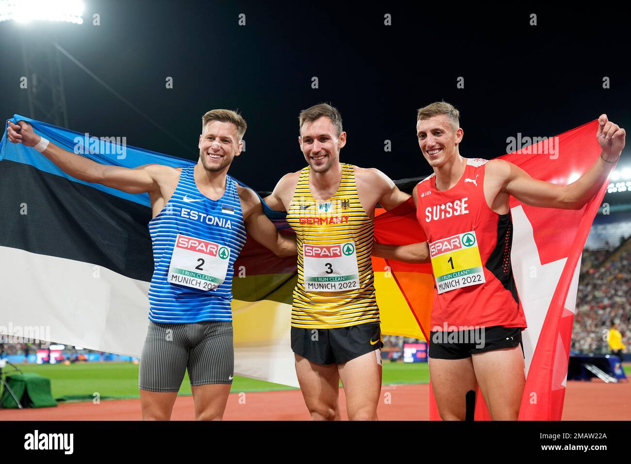 Bronze medalist Janek Oiglane, of Estonia, gold medalist Niklas Kaul, of Germany, and silver medalist Simon Ehammer, of Switzerland, from left to right, pose after completing the Men's decathlon during the athletics competition in the Olympic Stadium at the European Championships in Munich, Germany, Tuesday, Aug. 16, 2022. (AP Photo/Martin Meissner) Banque D'Images