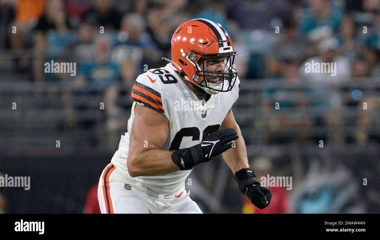 Cleveland Browns defensive end Chase Winovich (69) works against the Jacksonville Jaguars during the first half of a preseason NFL football game, Friday, Aug. 12, 2022, in Jacksonville, Fla. (AP Photo/Phelan M. Ebenhack) Banque D'Images