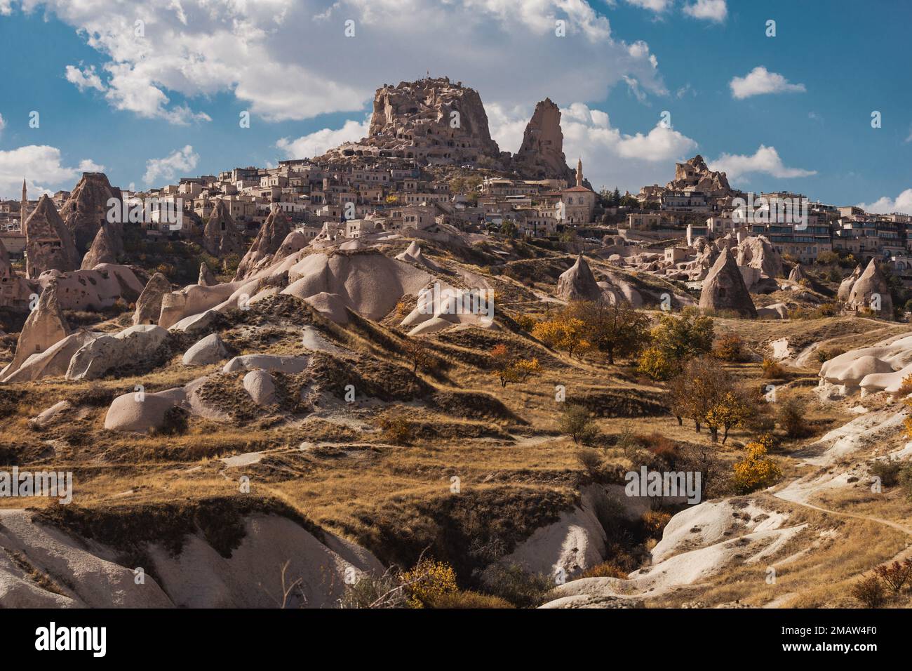 Château et ville d'Uchisar, Cappadoce, Anatolie centrale Turquie Banque D'Images