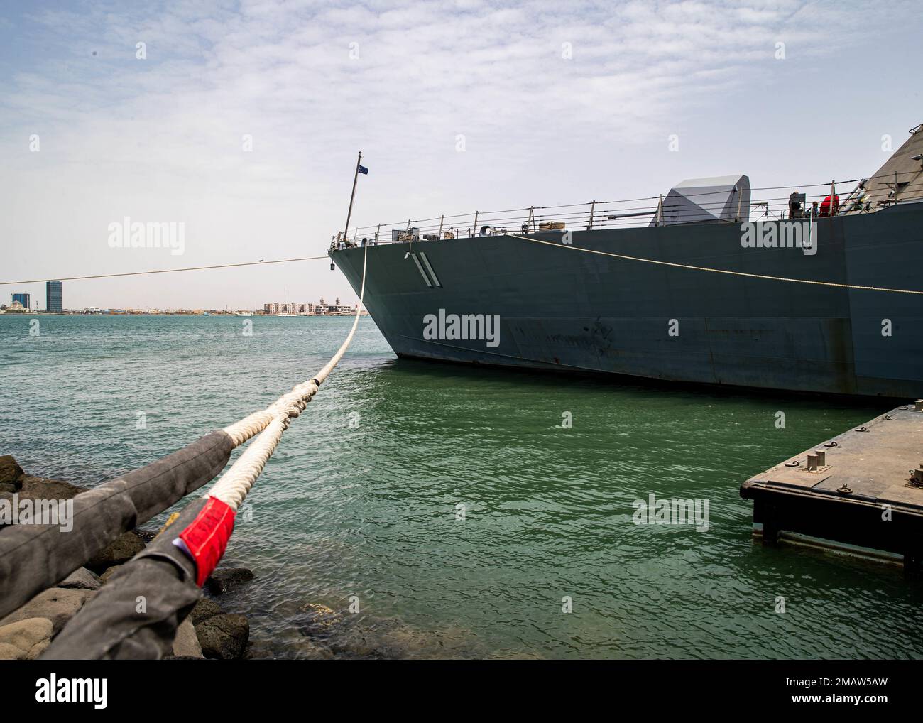 DJIBOUTI (5 juin 2022) navire de combat littoral USS Sioux City (LCS 11) pierside amarré à Djibouti, 5 juin. Sioux City est déployée dans la zone d'opérations de la flotte américaine 5th afin d'assurer la sécurité et la stabilité maritimes dans la région du Moyen-Orient. Banque D'Images