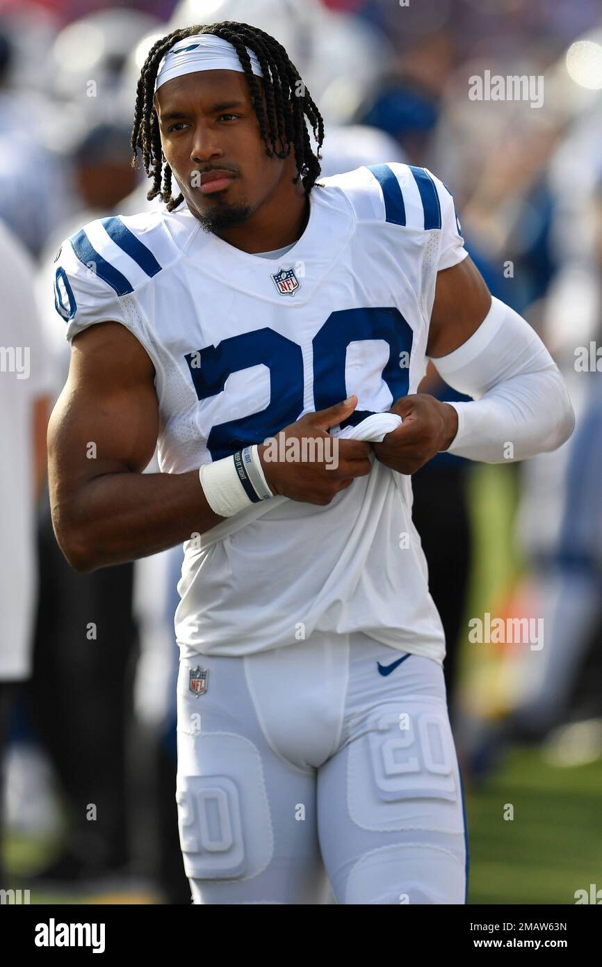 Indianapolis Colts safety Nick Cross walks on the sideline during the first half of a preseason NFL football game against the Buffalo Bills in Orchard Park, N.Y., Saturday, Aug. 13, 2022. (AP Photo/Adrian Kraus) Banque D'Images