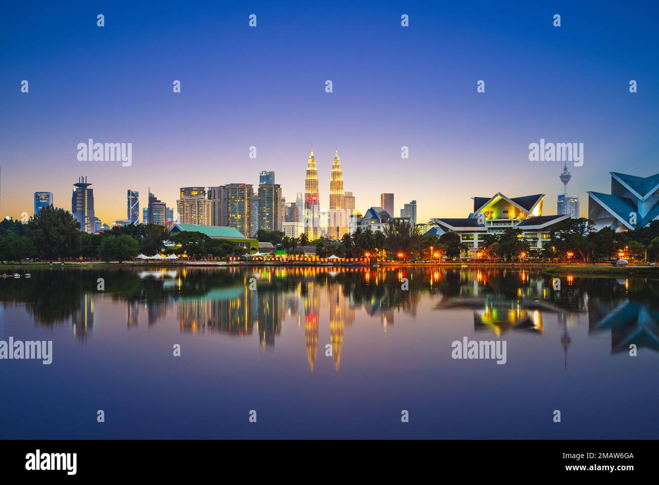 L'horizon de Kuala Lumpur par le lac au crépuscule Banque D'Images