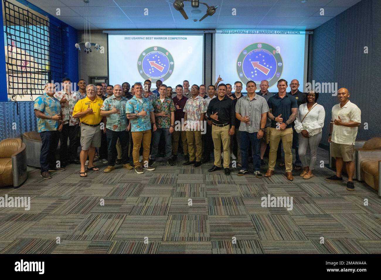 ÉTATS-UNIS Les participants à la compétition du meilleur guerrier de l'armée du Pacifique assistent à un 5 juin Meet & Greet au Hanger, aérodrome de l'armée de Wheeler, à Hawaï. Le USARPAC BWC 2022 est un concours annuel d'une semaine qui se compose de concurrents de plusieurs unités USARPAC dans l'Indo-Pacific. Les officiers non commissionnés et les soldats enrôlants juniors sont évalués dans plusieurs catégories telles que les connaissances militaires générales, les compétences de base du soldat et la condition physique. Banque D'Images