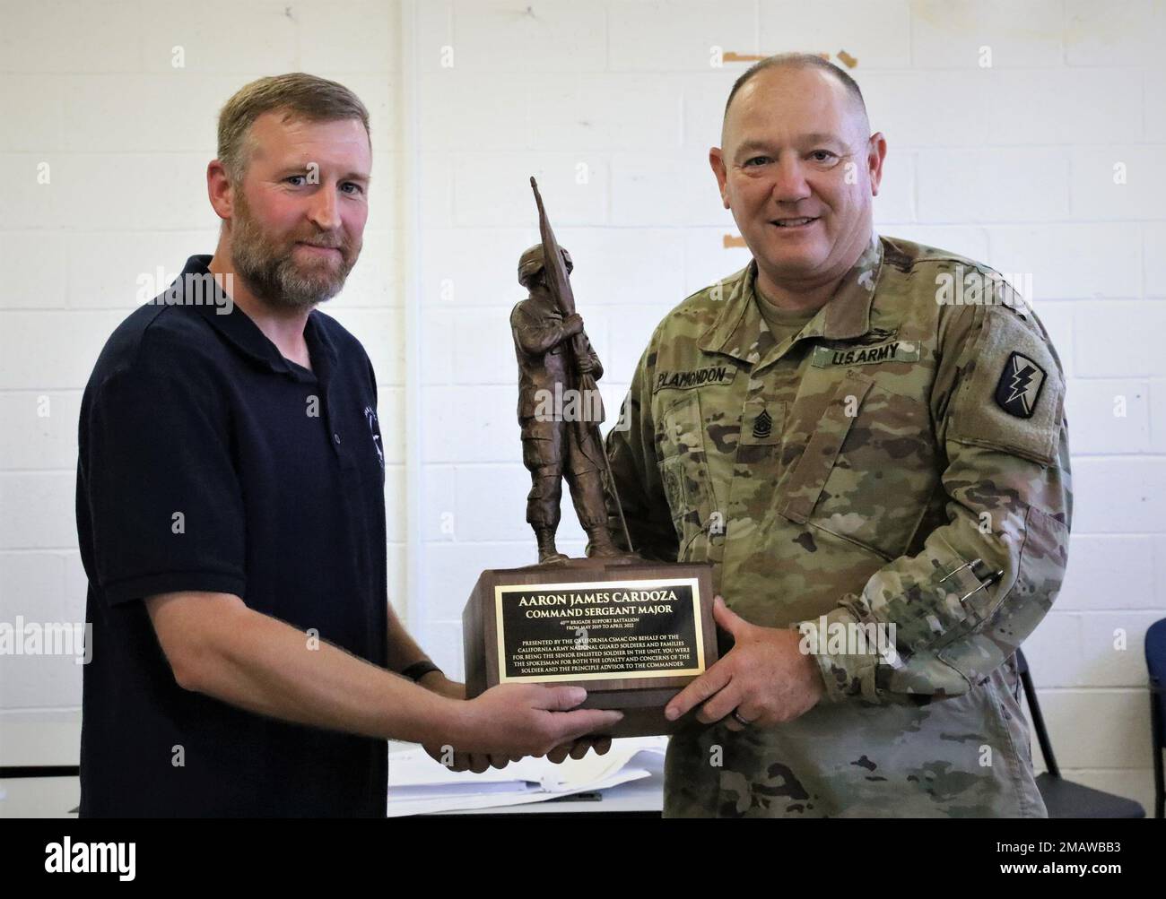 ÉTATS-UNIS Le Sgt Rodney Plamondon, commandant du Commandement de l'Armée de terre 79th, accorde un don d'appréciation au CSM Aaron Cardoza, ancien bataillon de soutien de la brigade 40th, pour l'excellence du leadership à l'arsenal de Kearny Mesa, en Californie, en 5 juin 2022. Cardoza a été décernée en présence de 79th officiers non commissionnés de l'IBCT. Banque D'Images