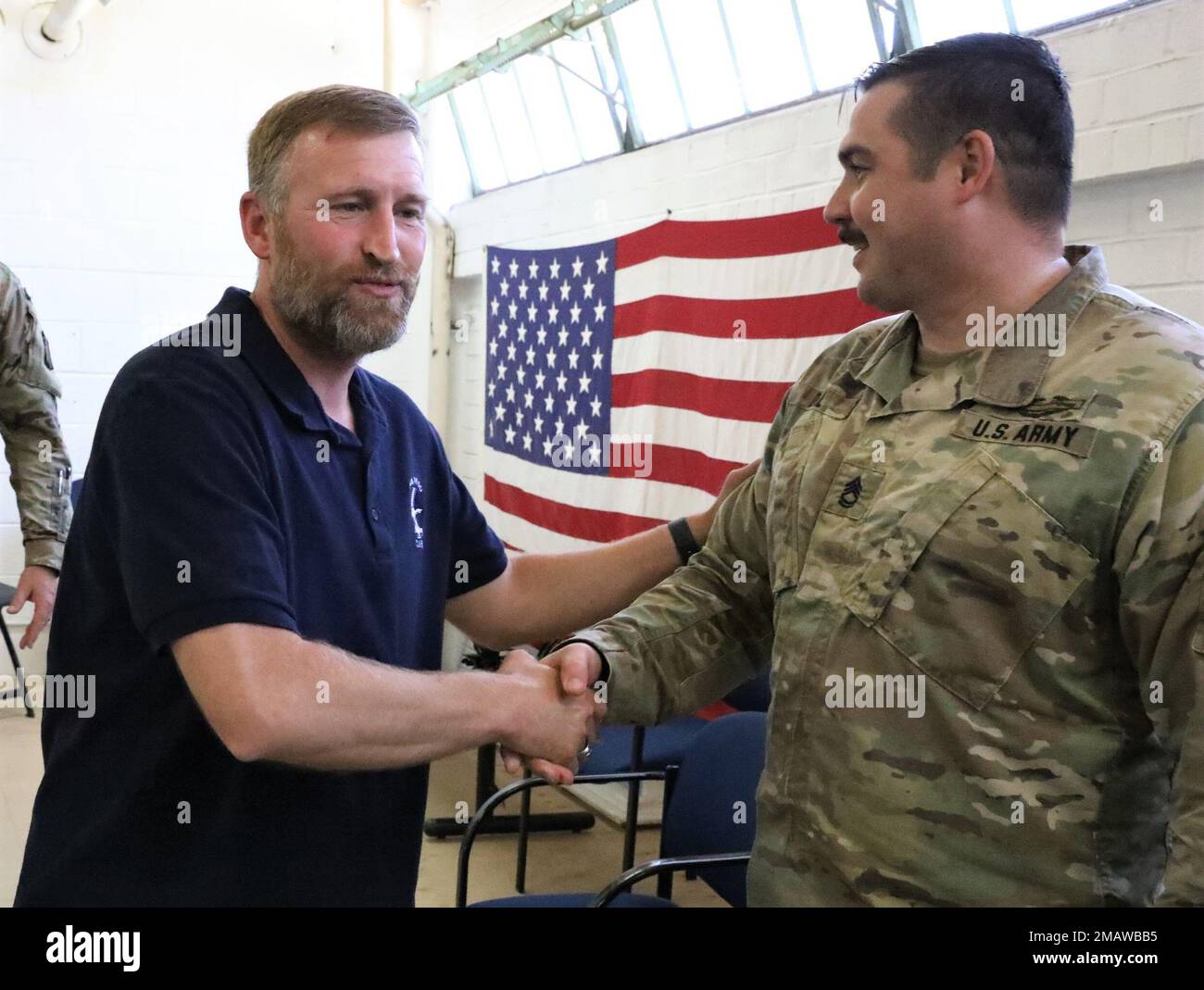 ÉTATS-UNIS Le Sgt. Maj. Aaron Cardoza, ancien Bataillon de soutien de la brigade 40th, tremble la main avec ses collègues après avoir reçu un prix pour l'excellence du leadership à l'Armory Kearny Mesa, en Californie, sur 5 juin 2022. Cardoza a été décernée par le CSM Rodney Plamondon, équipe de combat de la Brigade d'infanterie 79th, et en présence de 79th officiers non commissionnés de l'IBCT. Banque D'Images