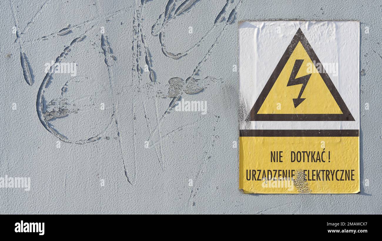 Signe avec l'inscription polonaise: NIE Dotykac! Urzadzenie Elektryczne. Traduction : ne touchez pas ! Dispositif électrique Banque D'Images