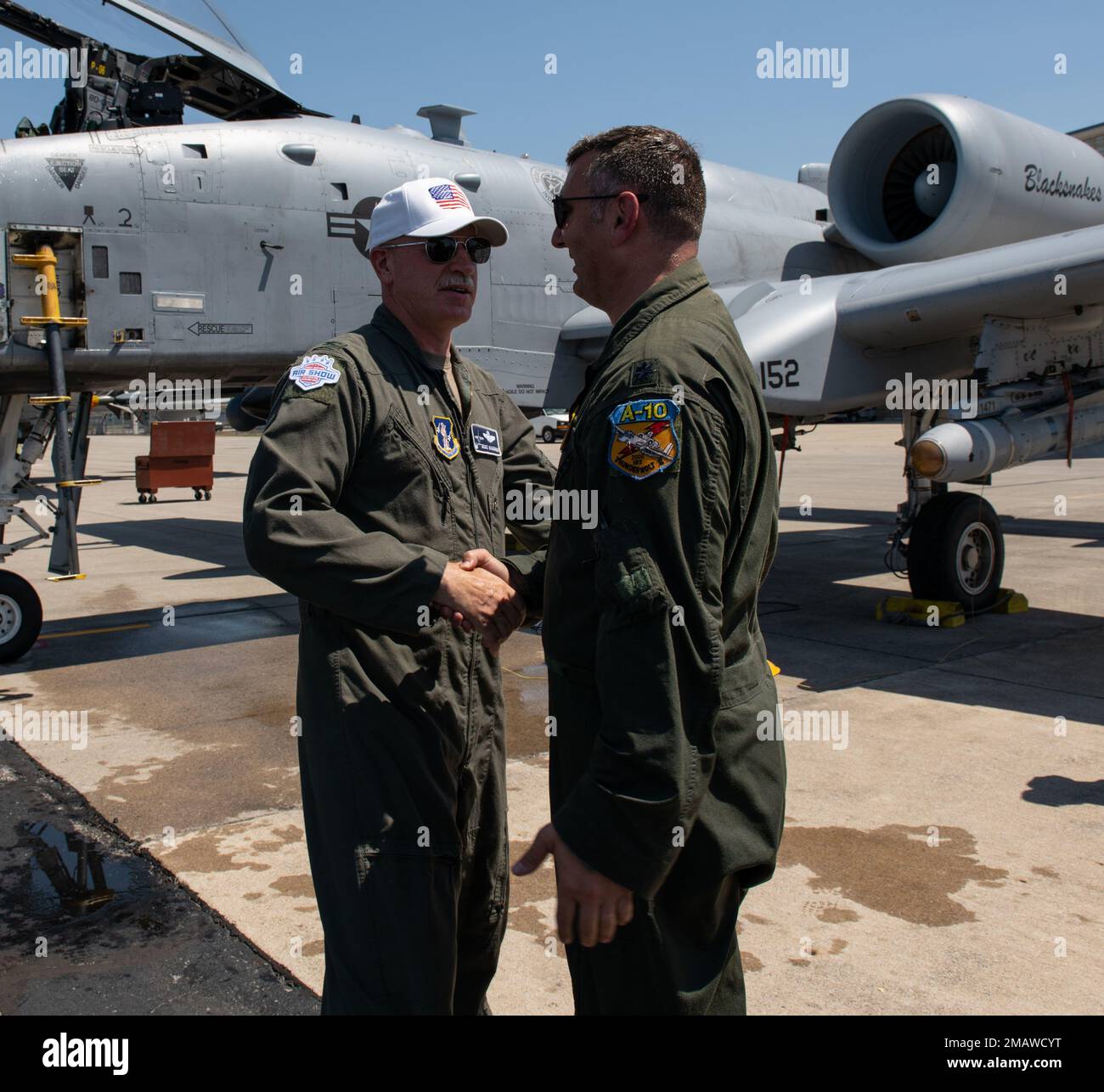 ÉTATS-UNIS Le colonel de la Force aérienne Joshua C. Wagoner, commandant de l'escadre du 122nd Fighter, serre la main avec le lieutenant-colonel Jesse S. Jahn, pilote D'avion Thunderbolt II A-10C affecté à l'escadron du 163rd Fighter à la base de la Garde nationale aérienne de fort Wayne à fort Wayne (Indiana 5 juin 2022). Jahn a célébré son dernier vol militaire entre sa famille et ses amis lors du fort Wayne Air Show de 2022. Banque D'Images